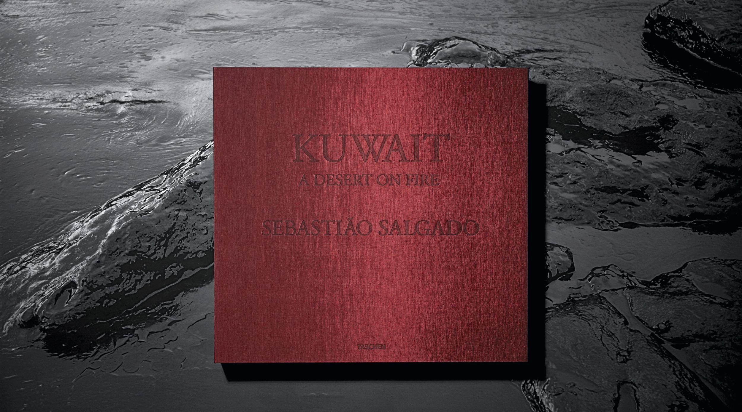 Première publication importante de la série de Salgado sur les puits de pétrole koweïtiens.
Reproduction à grande échelle, de qualité muséale, grâce à la photographie Skia haute définition, qui permet de transférer à l'impression tous les éléments