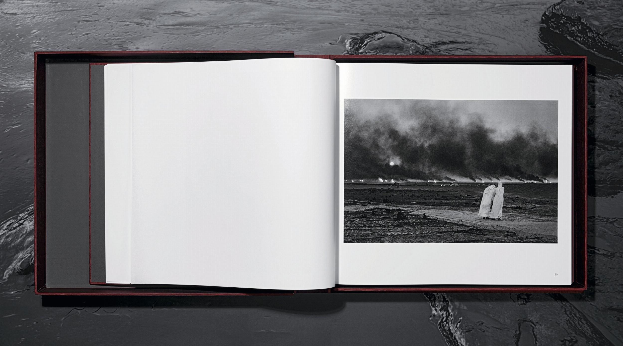 XXIe siècle et contemporain Sebastião Salgado. Koweït. Un désert en feu. Édition limitée, livre signé en vente