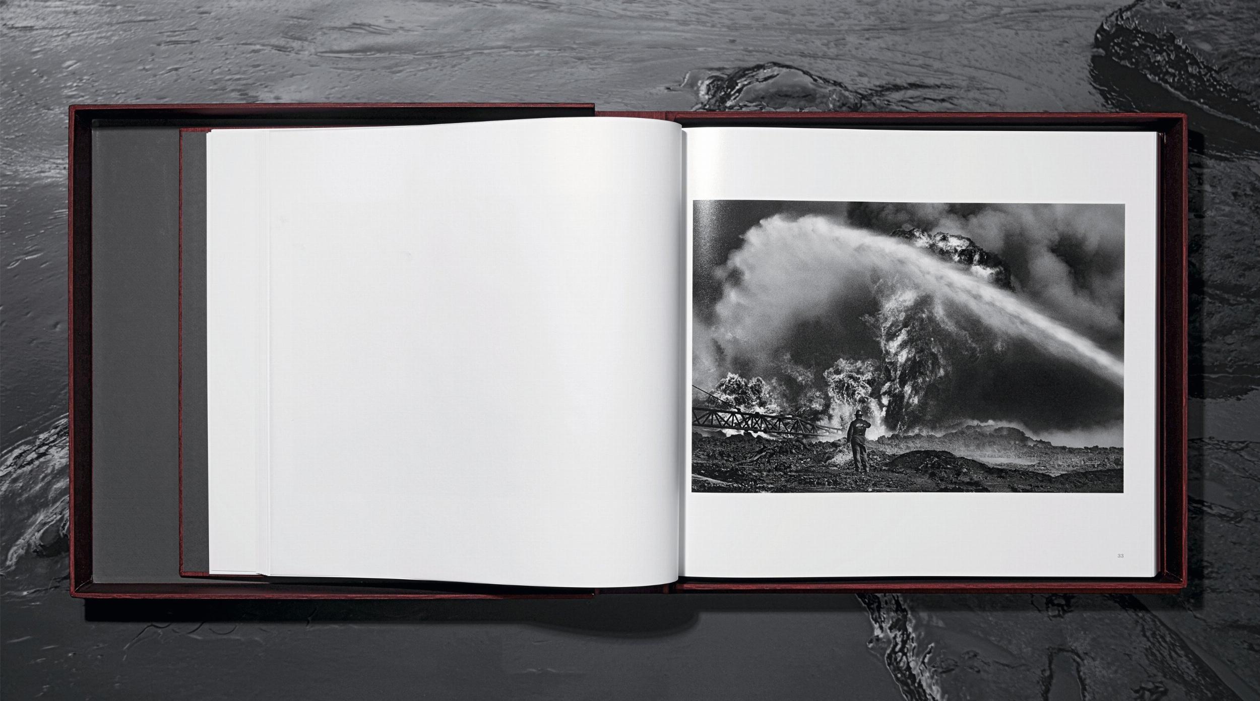 Tissu Sebastião Salgado. Koweït. Un désert en feu. Édition limitée, livre signé en vente