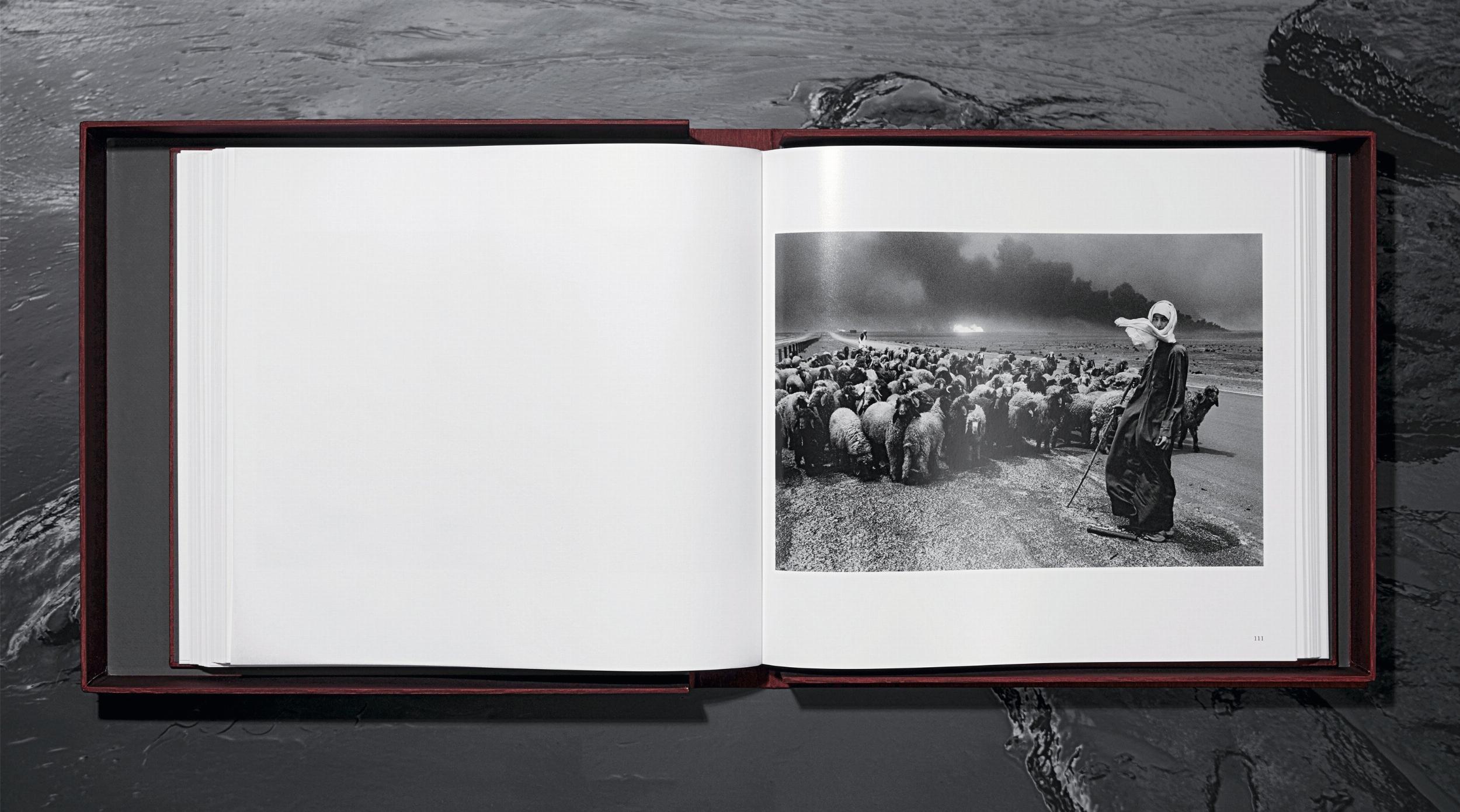 Sebastião Salgado. Koweït. Un désert en feu. Édition limitée, livre signé en vente 3