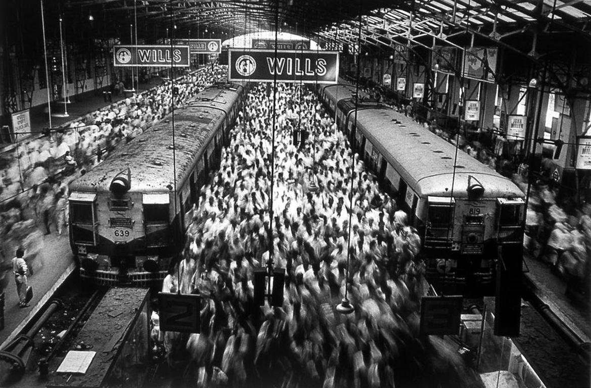 Black and White Photograph Sebastião Salgado - Station de train Churchgate, Bombay, Inde