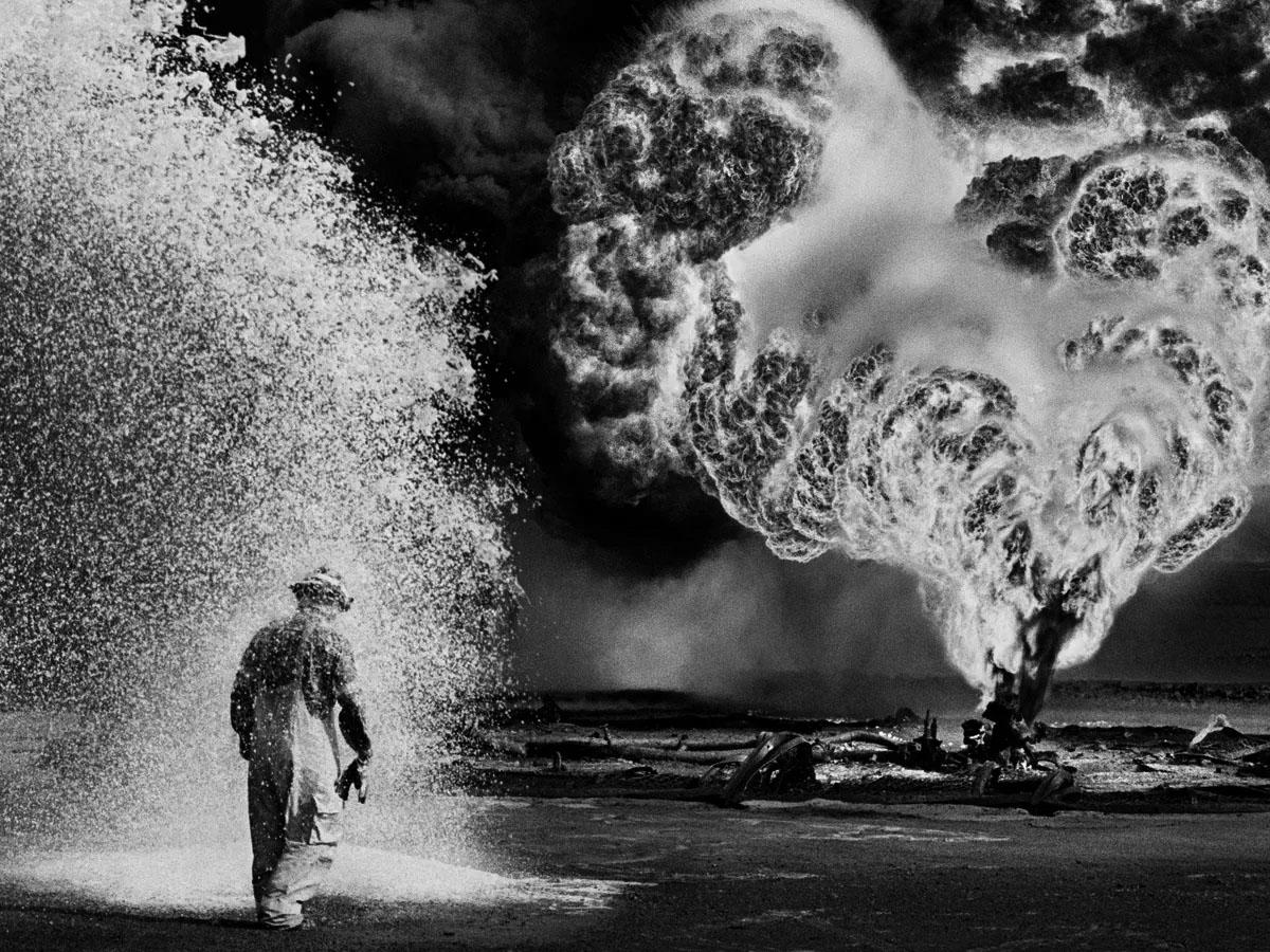 Sebastião Salgado Black and White Photograph – Feuerball, Großer gebranntes Ölfeld, Kuwait