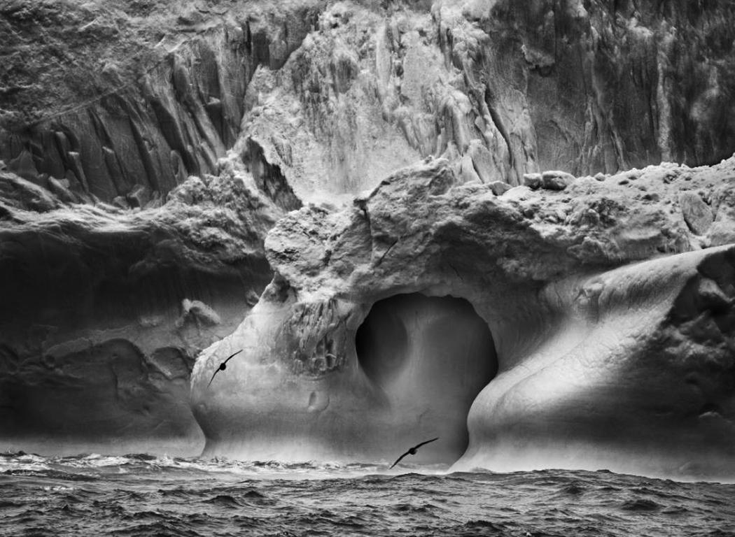 Black and White Photograph Sebastião Salgado - Iceberg est situé entre les îles Bristol et Bellingshausen, South Sandwich Islan