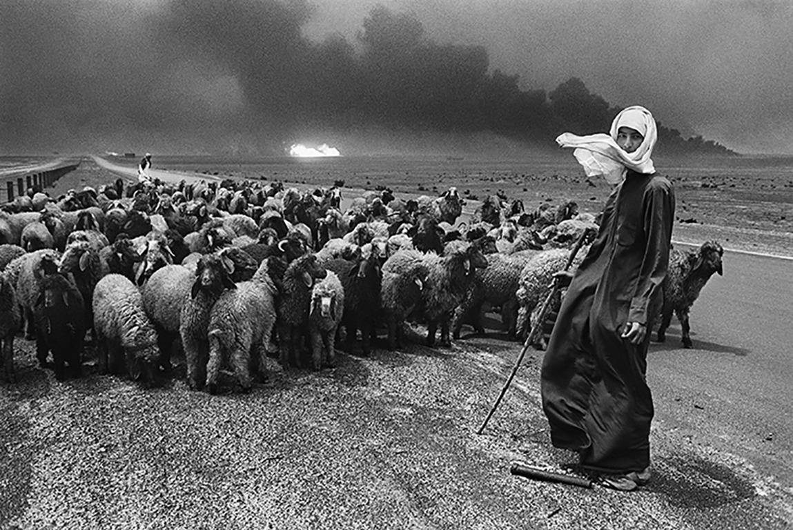 Sebastião Salgado Black and White Photograph – Kuwait – Eine Wüste auf Feuer