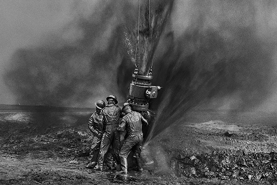 Black and White Photograph Sebastião Salgado - Le Kuwait - Un désert en feu