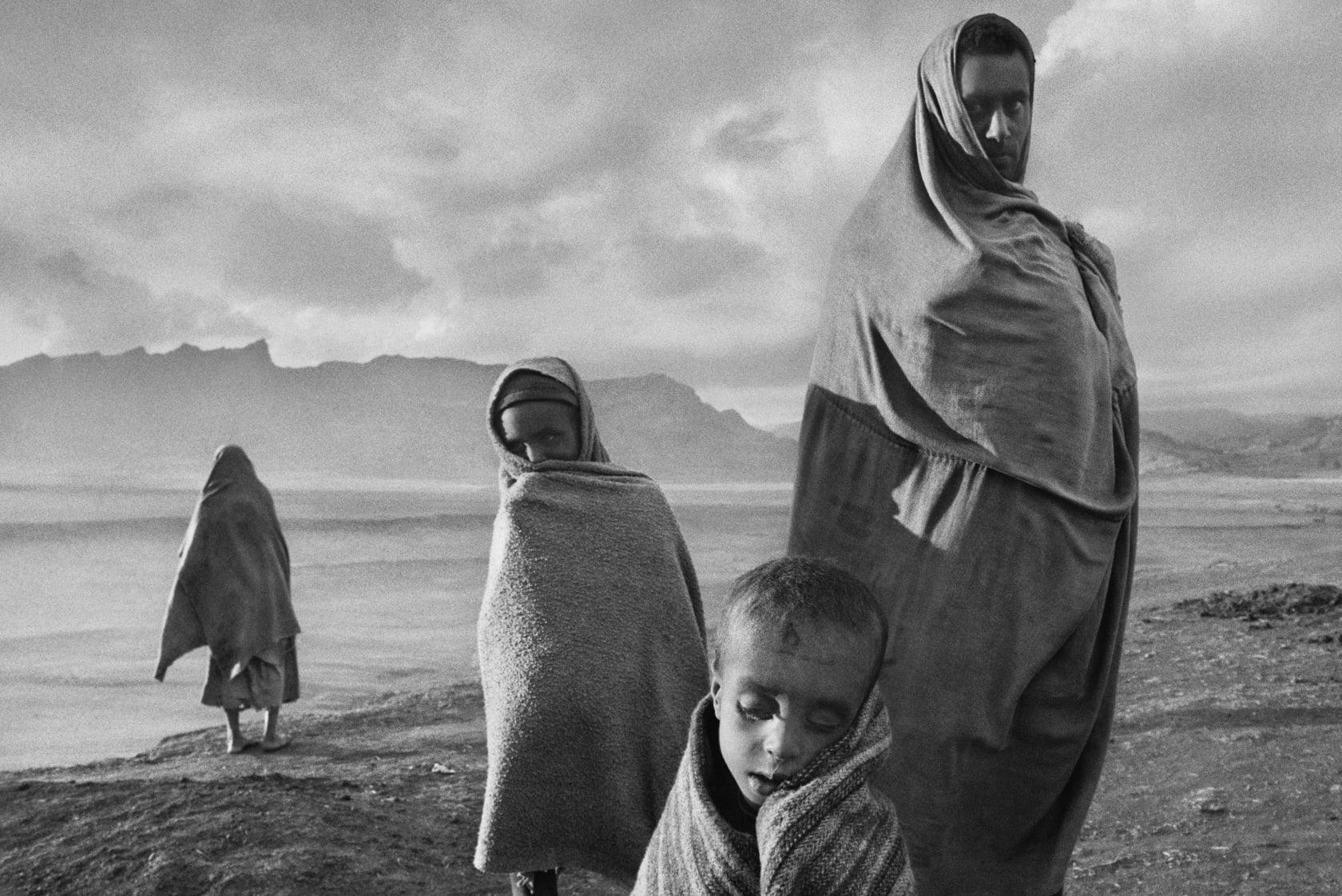 Sebastião Salgado Portrait Photograph - Refugees in the Korem Camp, Ethiopia