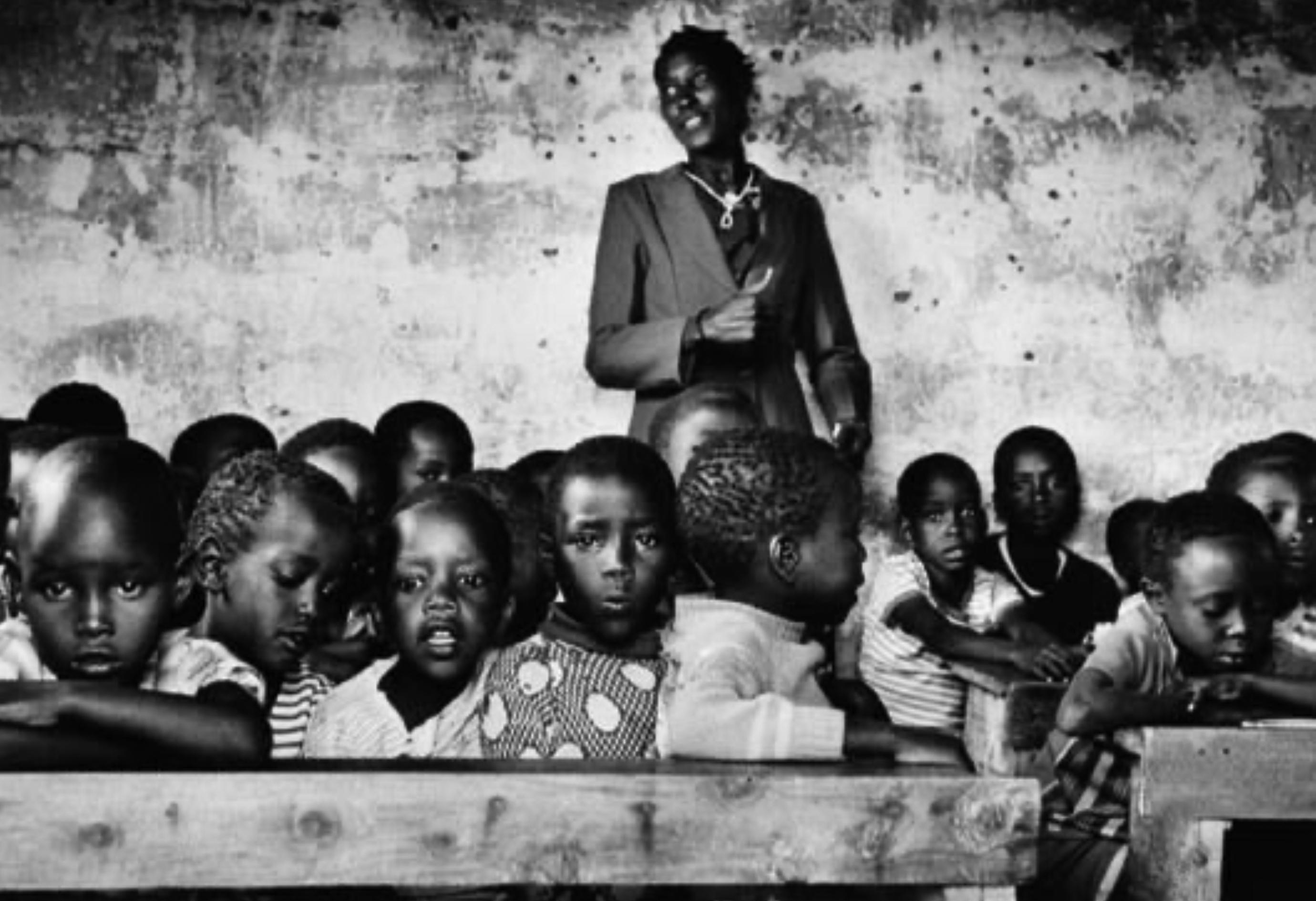 Black and White Photograph Sebastião Salgado - École dans la région du lac Victoria, Kenya