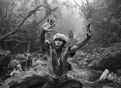 Sebastião Salgado - Sciamano Ângelo Barcelos, Brasile, 2014, Stampato Dopo