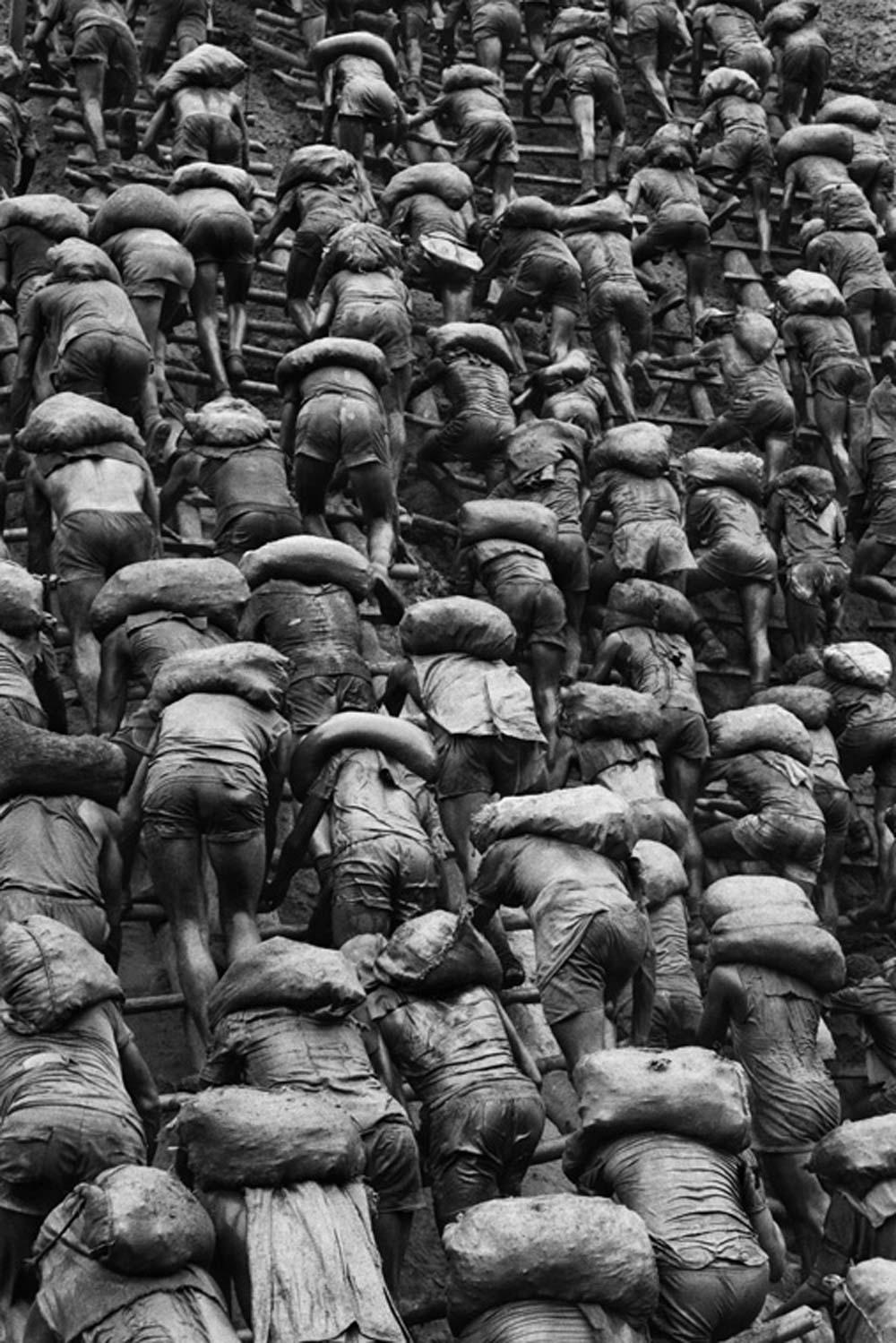 Serra Pelada, Brésil, 1986 
Sebastião Salgado
Expédition internationale disponible

Estampillé du tampon aveugle de copyright du photographe  Signé, inscrit au revers

Entreprenant des projets d'une vaste portée temporelle et géographique, Sebastião