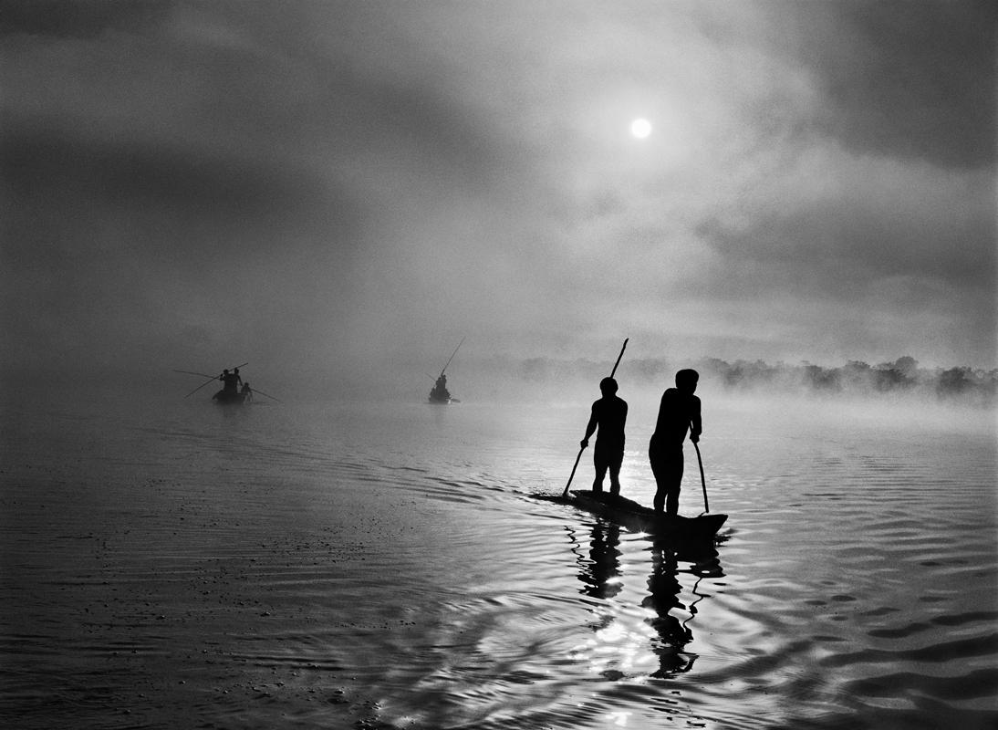 Waura people fishing in the Piulaga Lake. Upper Xingu, Mato Grosso, Brazil