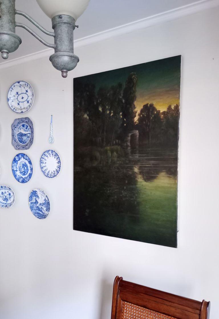 Dieses Kunstwerk ist eine fesselnde Darstellung einer ruhigen und stimmungsvollen Landschaft, die ein meisterhaftes Zusammenspiel von Licht und Schatten zeigt. Die Szene bietet ein düsteres, fast ätherisches Ambiente, in dem die Sonne im Hintergrund