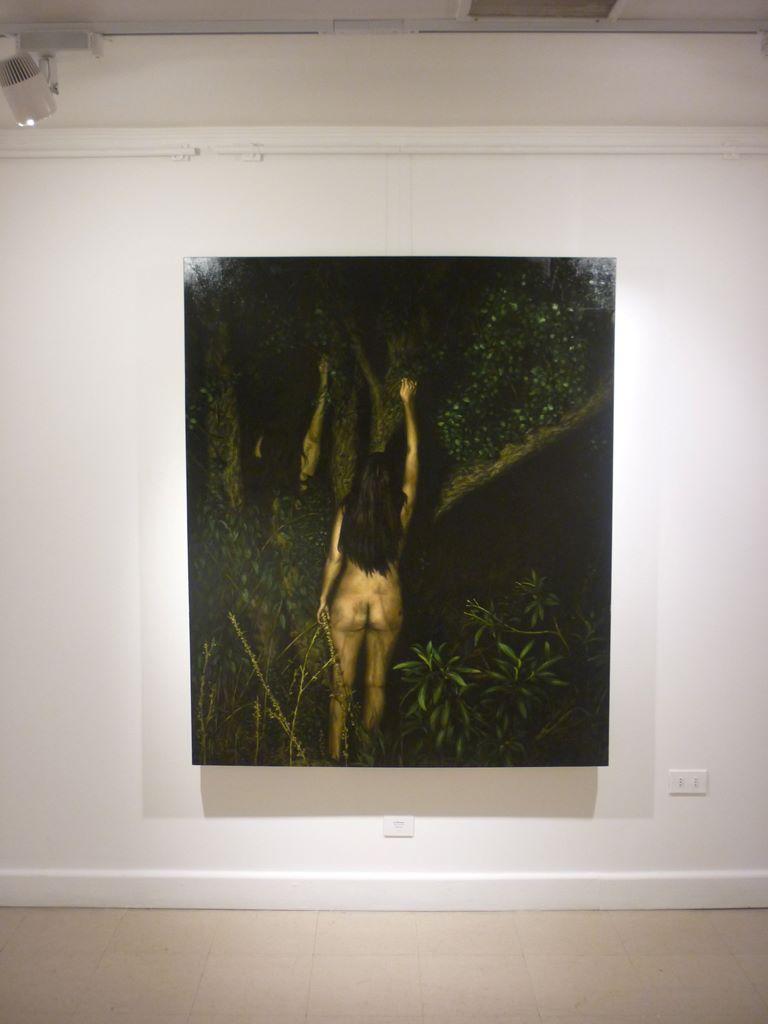 Dieses eindrucksvolle Kunstwerk zeigt eine einsame Figur inmitten eines dichten, schattigen Waldes. Die Aufmerksamkeit des Betrachters wird sofort durch das zentrale Motiv - eine unbekleidete Person, die mit dem Rücken zum Betrachter steht -