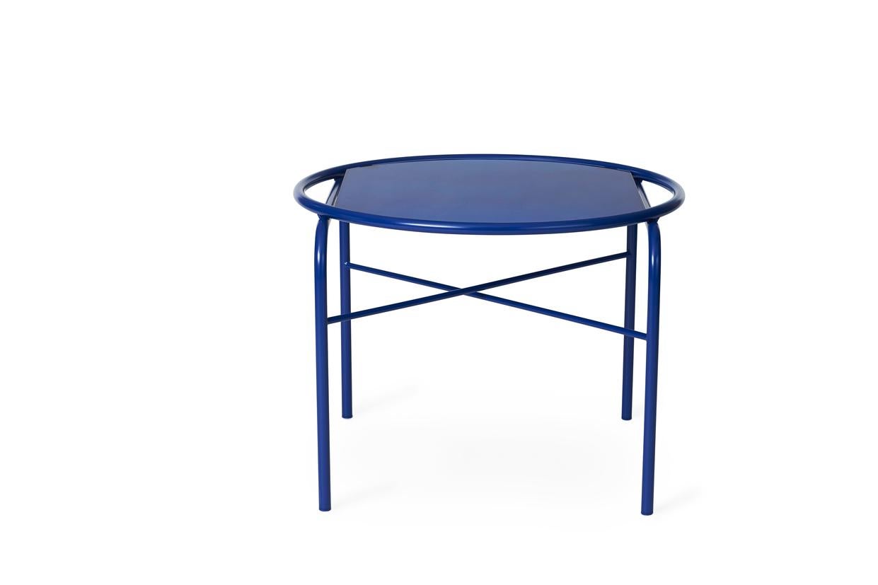 Secant round table cobalt blue by Warm Nordic
Dimensions: D60 x H45 cm
Material: Tempered glass, Powder coated steel
Weight: 1.5 kg
Also available in different finishes and dimensions. 

Elegant coffee table that combines a sculptural metal