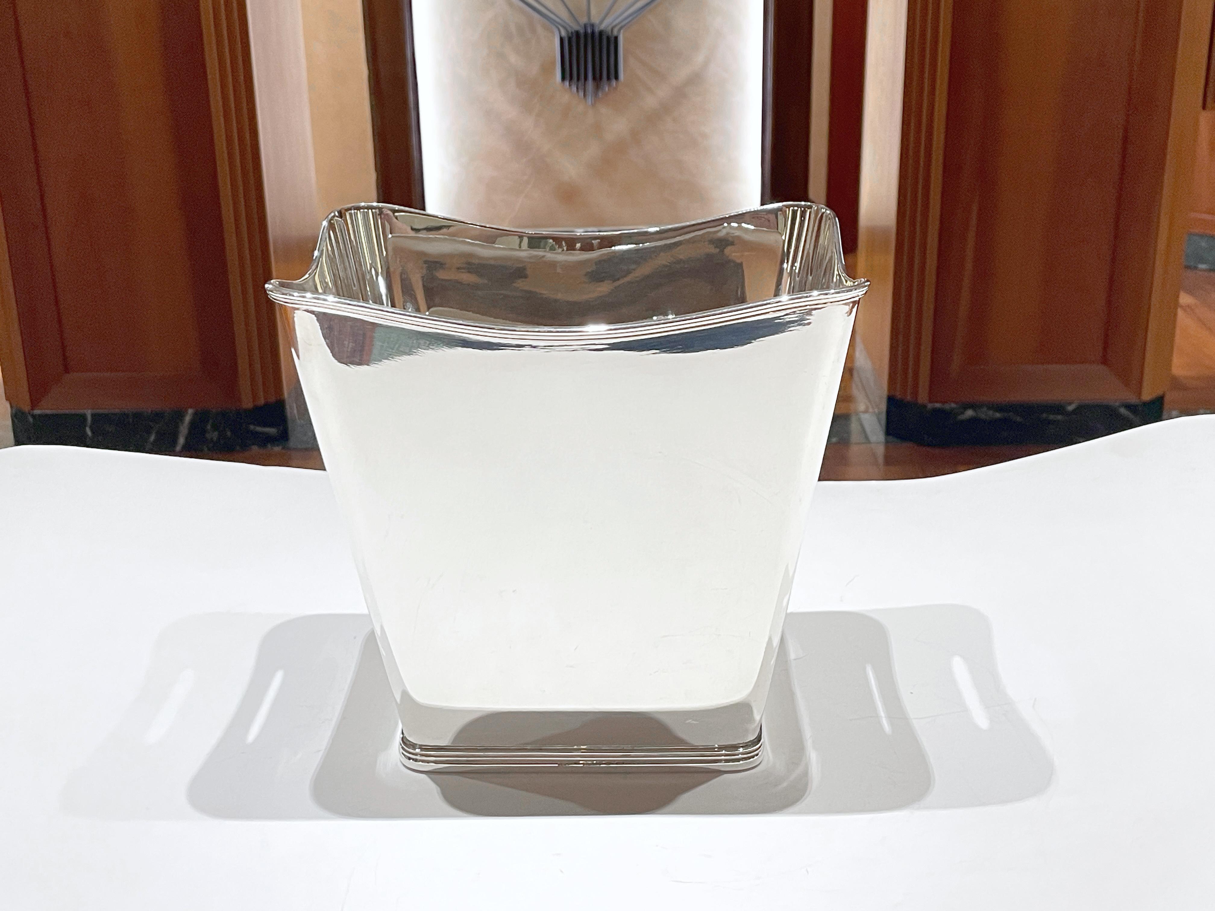Secchiello ghiaccio in argento sterling 925/ooo.
Peso g 1975
Altezza 24 cm
Larghezza massima 24,5 cm
Larghezza base 17,5 cm
Profondità massima 17,5 cm
Profondità base 12,5 cm
Prodotto da Pampaloni Firenze - Made in Italy

Robusto e massiccio