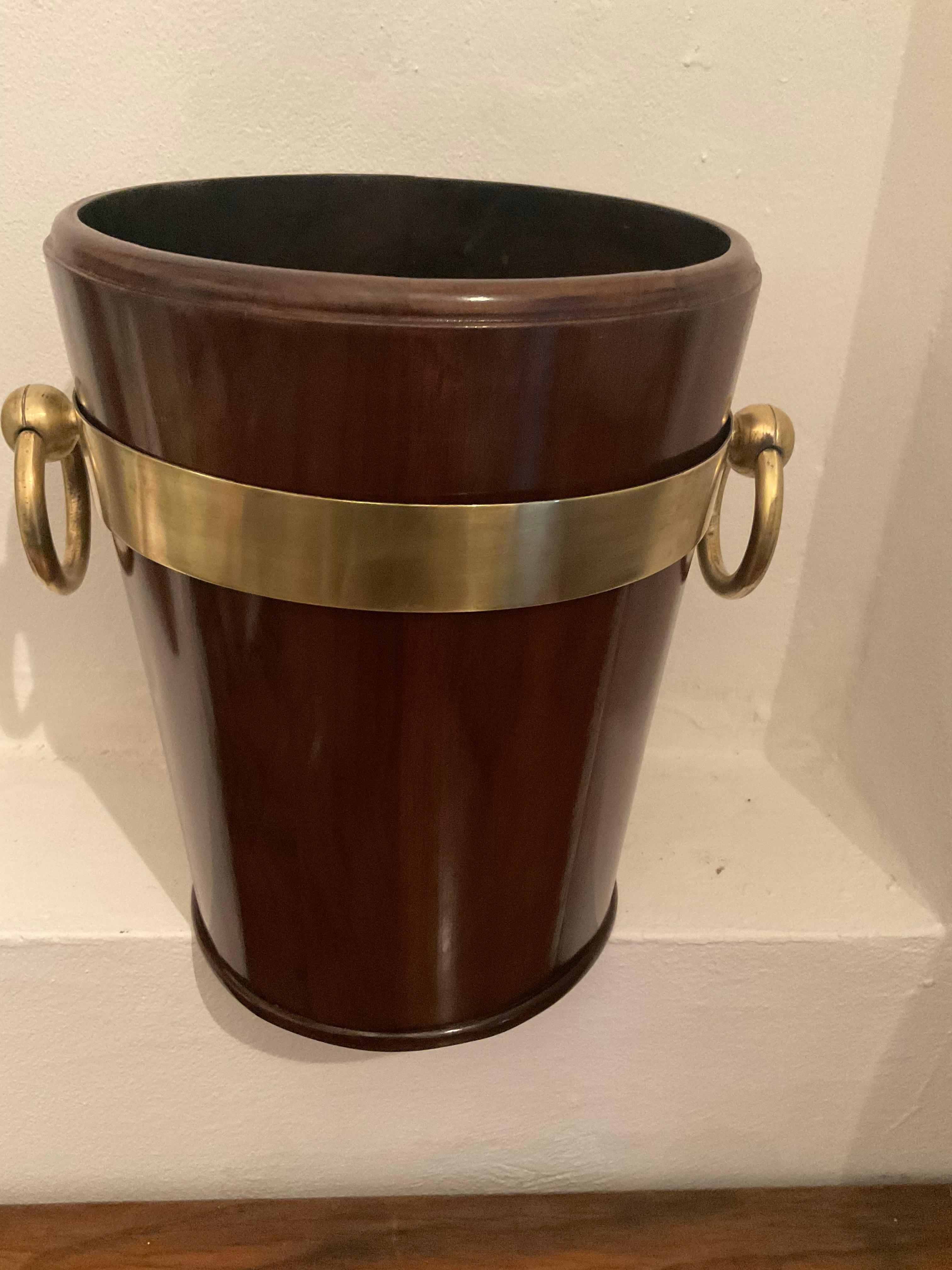 Ein schöner Flascheneimer aus massivem Mahagoniholz und Messing. Das Holz wurde mit Schellack poliert und das Messing gereinigt. Original 1940er Jahre.
