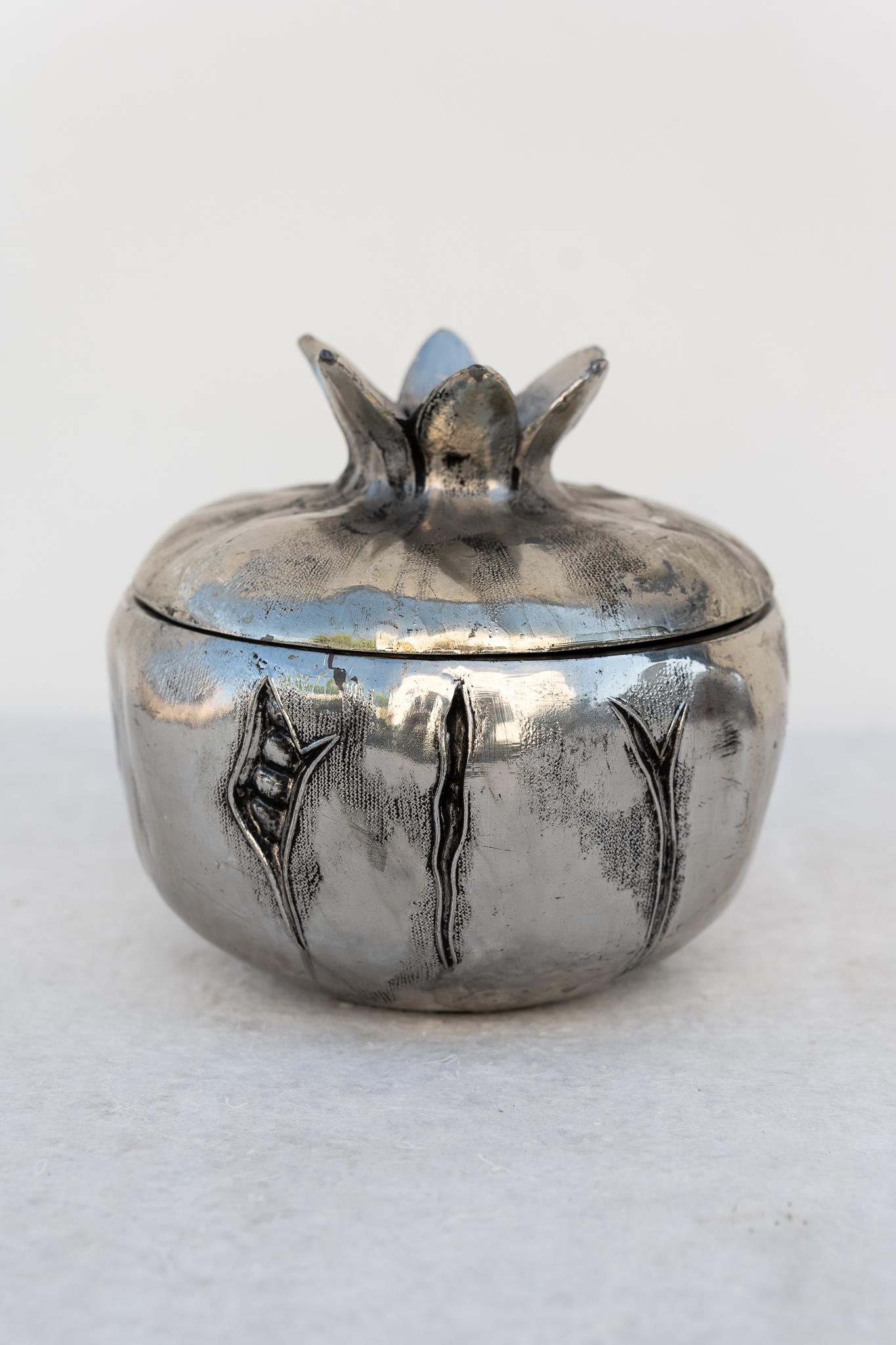 Seau à glace en métal argenté Mauro Manetti, 1970, Made in Italy.
Fantastique seau à glace en forme de grenade de Mauro Manetti, années 1970. Cet objet est en métal avec une finition argentée. La marque d'attribution est présente. L'état est