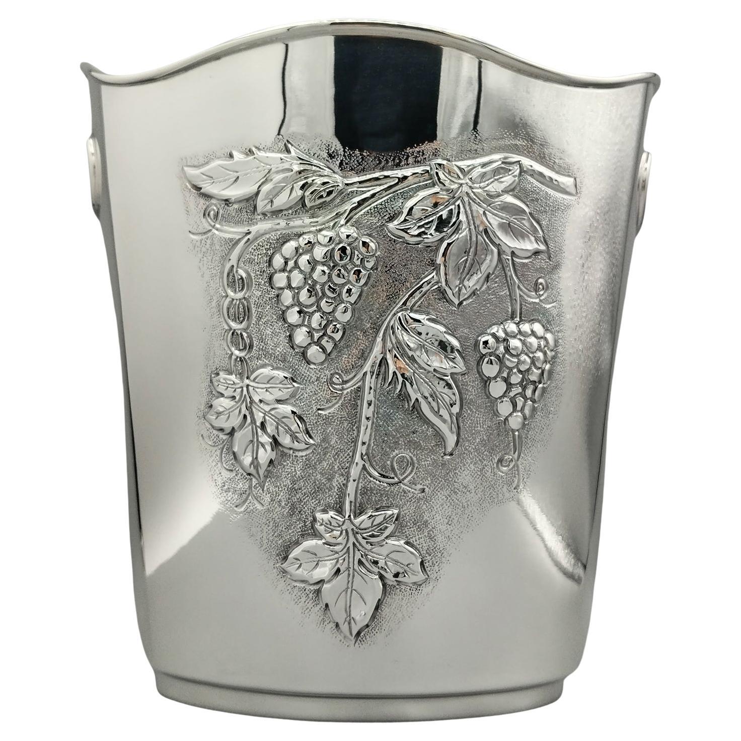 Secchio champagne in argento Sterling. 
La forma es ovalada con cono redondeado. 
En el cuerpo del secador se han realizado 2 pequeños orificios ovalados adecuados para el transporte del propio secador. 
La parte superiore è stata sagomata dandogli