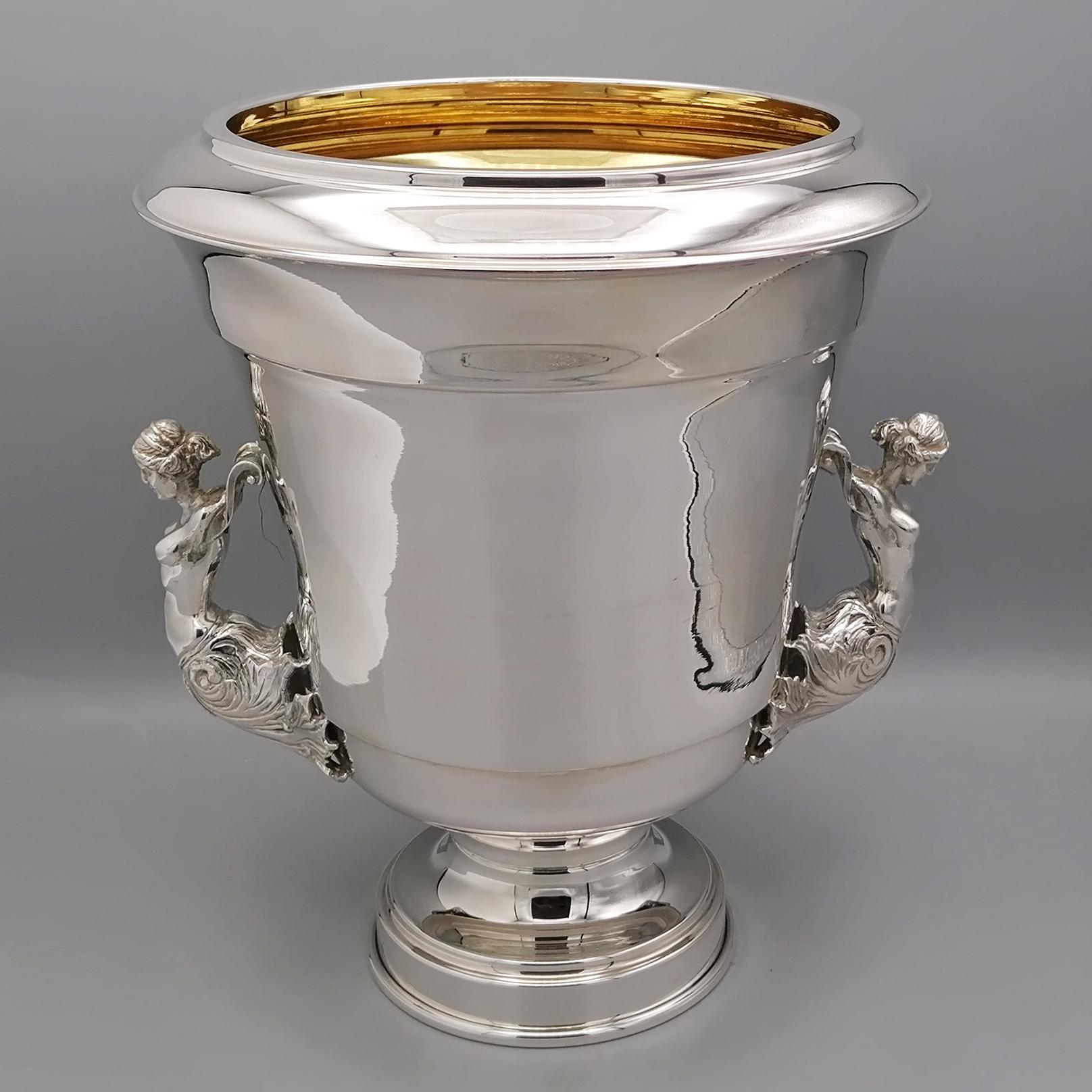 925 Sterling silver champagne bucket. 
The body of the bucket is smooth with curves and contours that make the line sinu8ve and elegant. 
A sturdy base is welded to the bottom, which not only makes the object more stable but also slims it up
upward