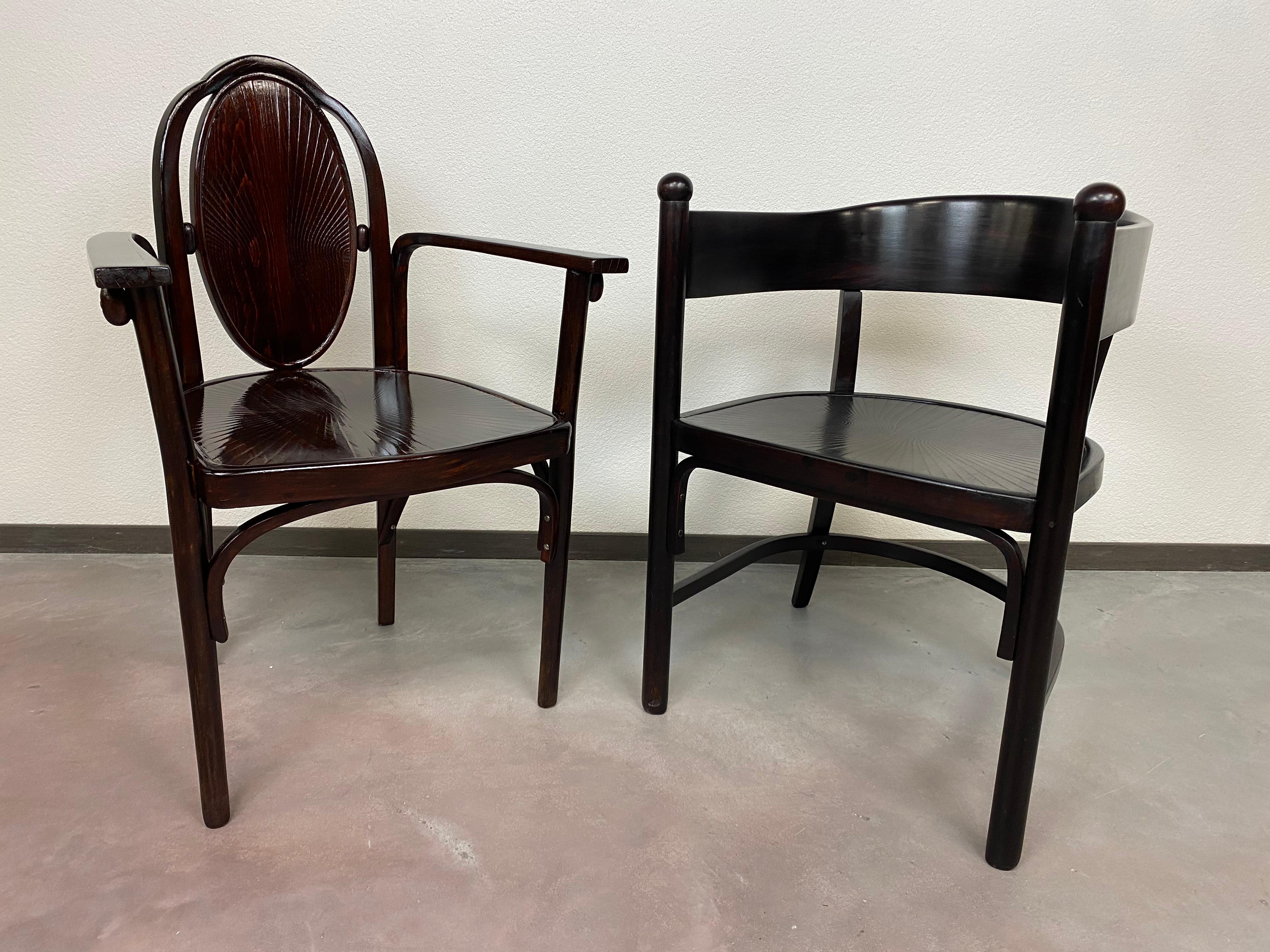 Fauteuil de la Sécession de Josef Hoffmann professionnellement teinté et repoli. Signé J&J Kohn Teschen Autriche.