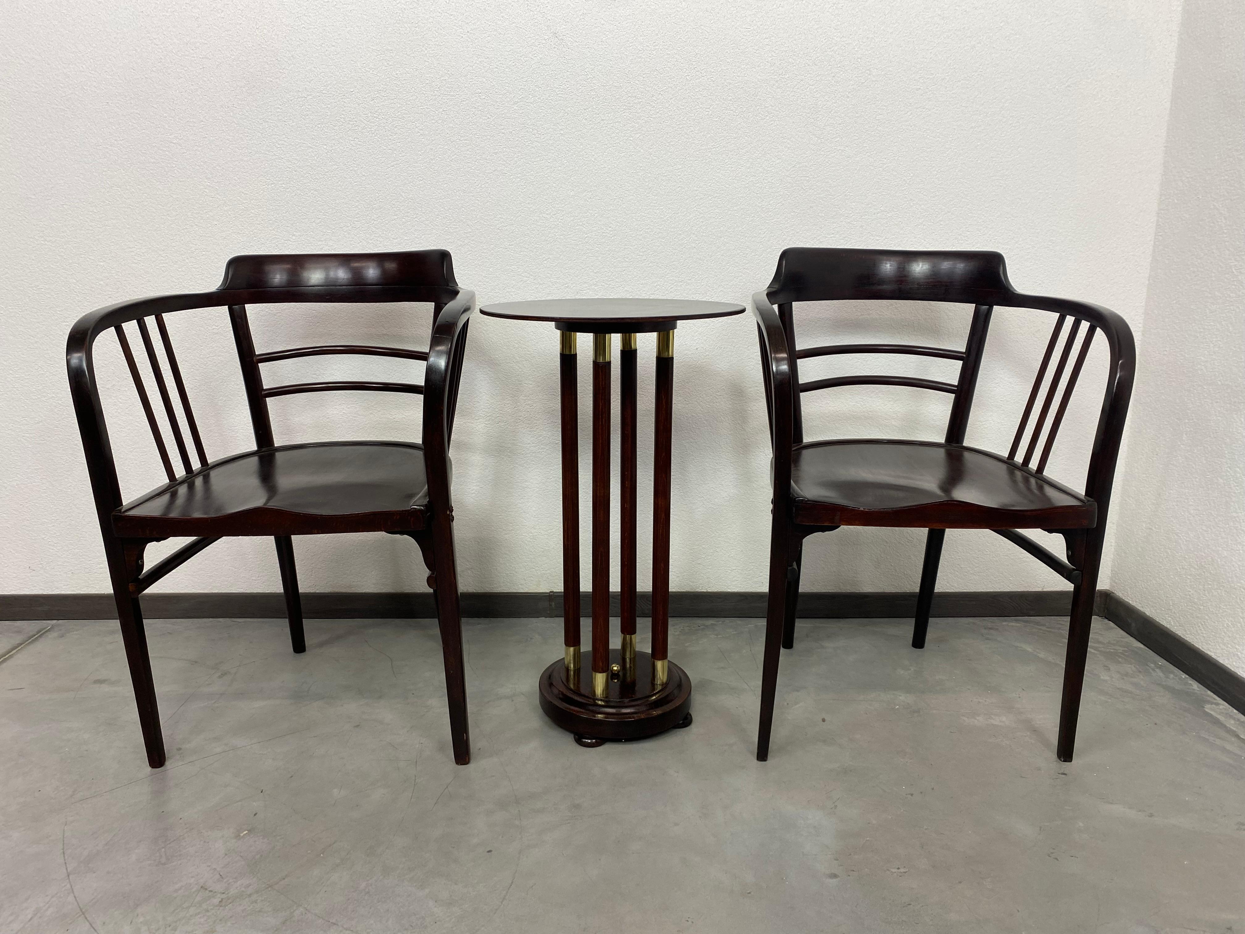 Fauteuils en bois courbé de la Sécession par Otto Wagner pour Thonet. Les fauteuils ont été restaurés dans le passé, ils ont besoin d'être raffermis, ils sont un peu bancals.