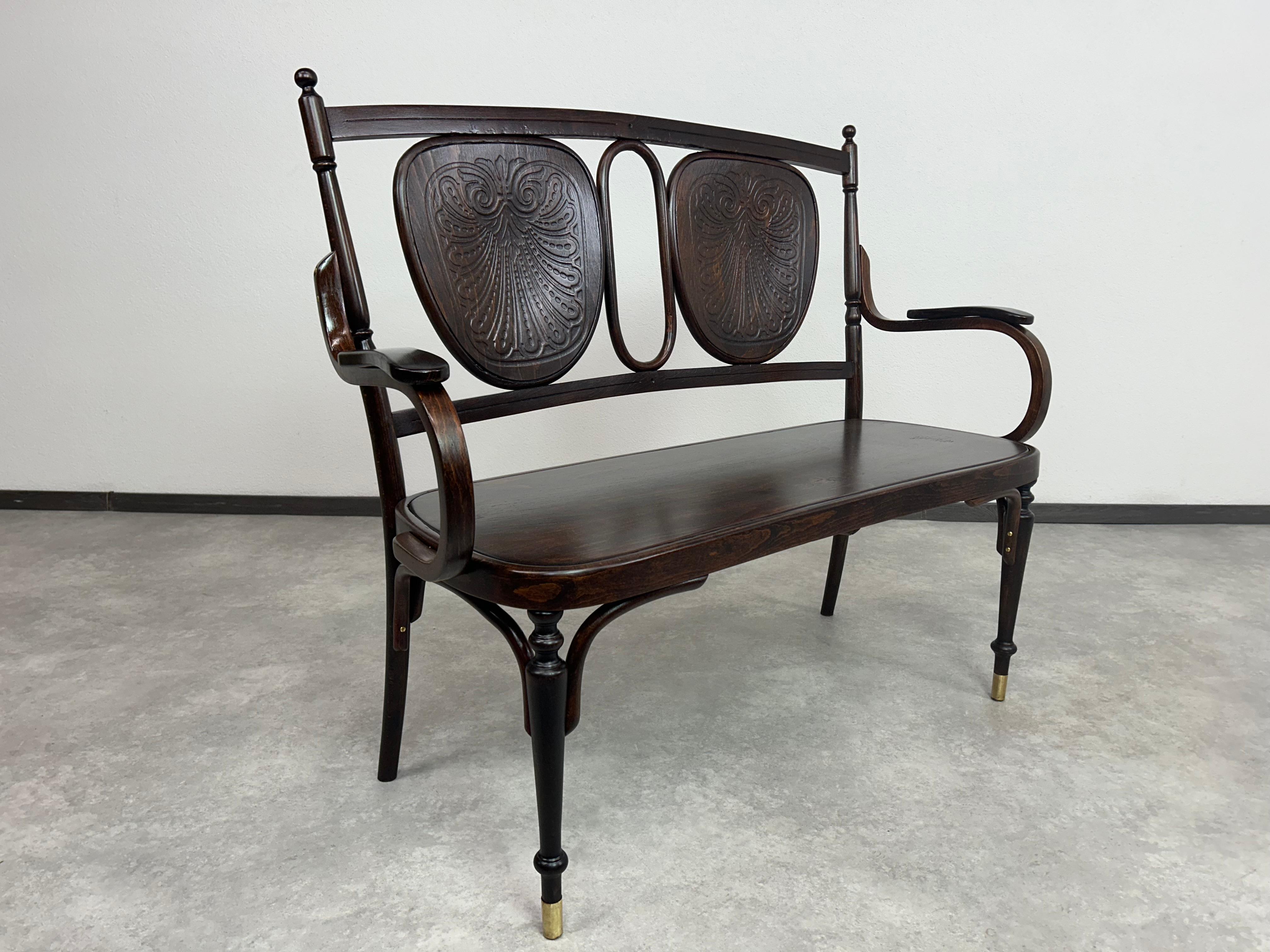 Banc Secession en bois courbé de Thonet-Mundus avec embouts de jambes en laiton . Teinté et repoli par des professionnels.