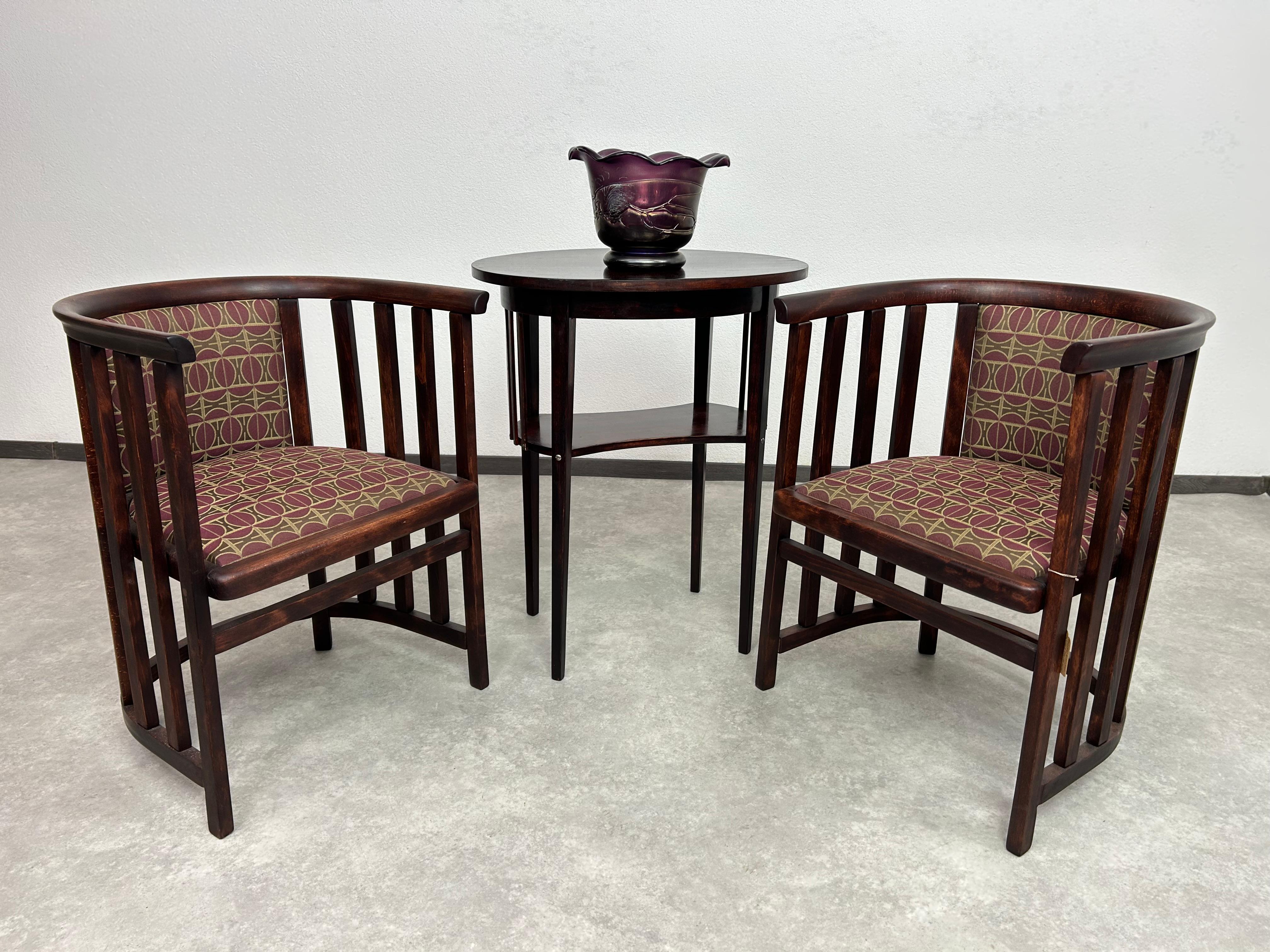 Table basse Secession n° 9208 de Marcel Kammerer pour Thonet. Teinté et repoli par des professionnels.
