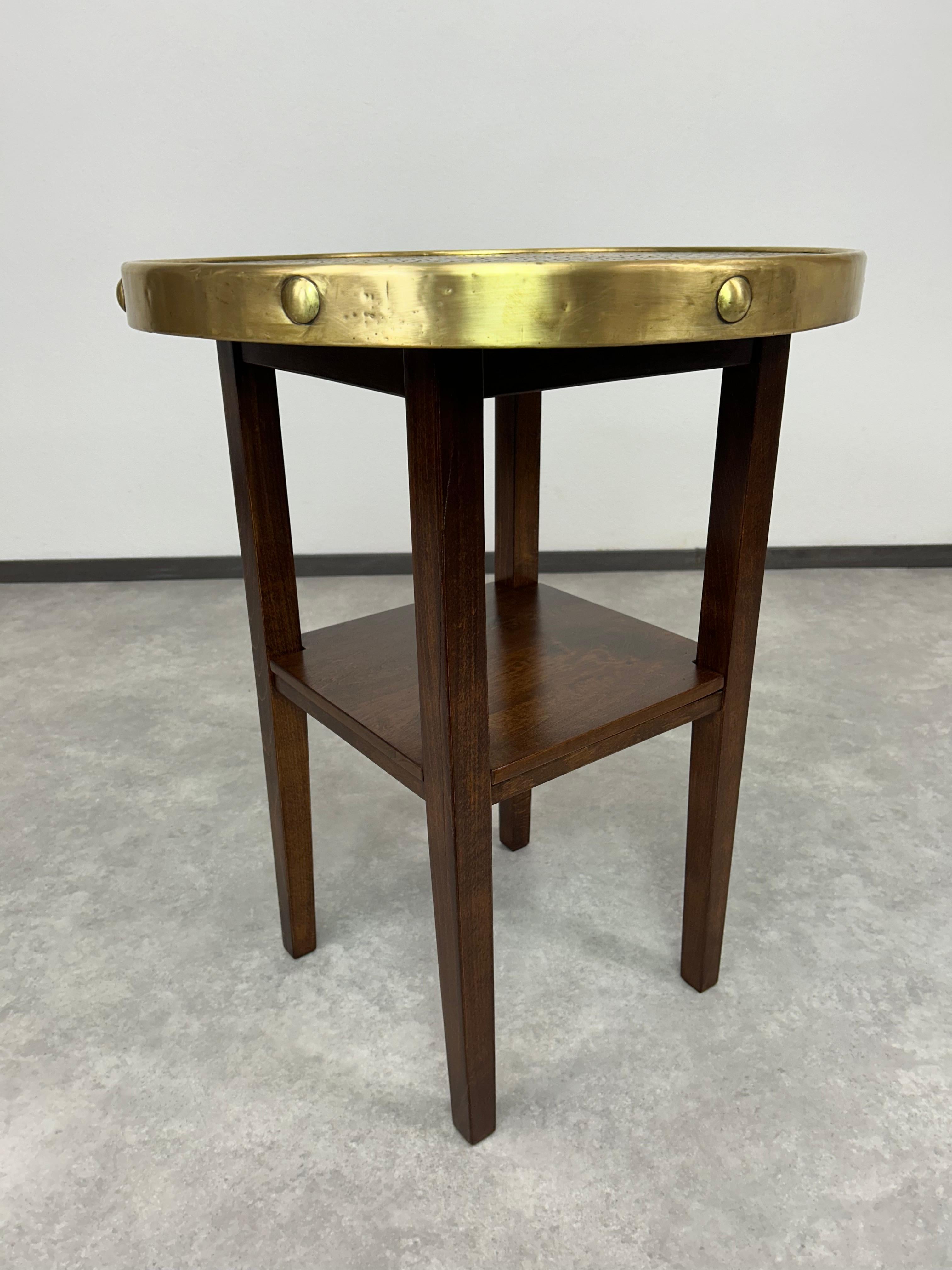 Table basse Secession avec plateau en laiton. Teinté et repoli par des professionnels.