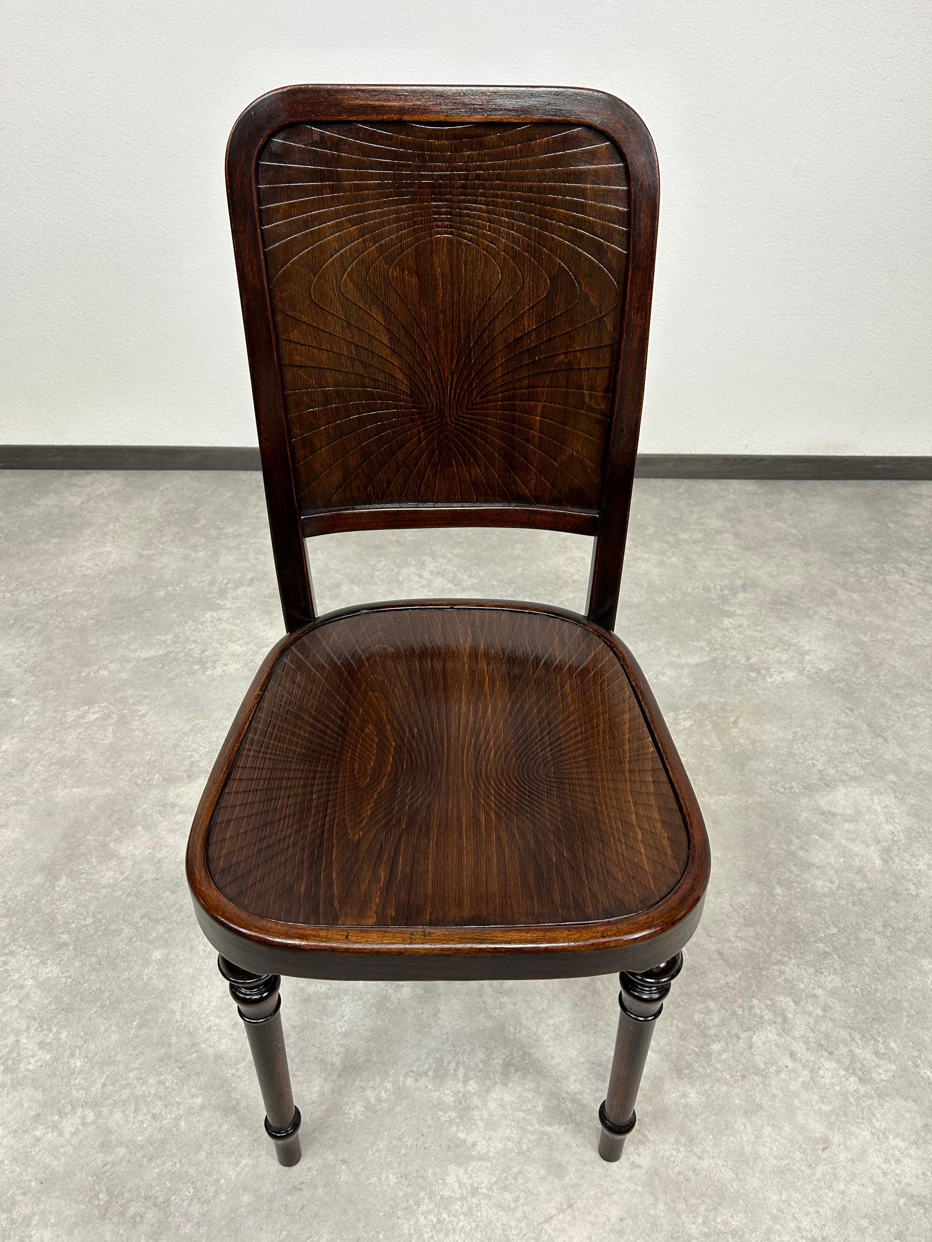 Secession Esszimmerstuhl Nr.437 von Thonet. Professionell gebeizt und neu poliert.