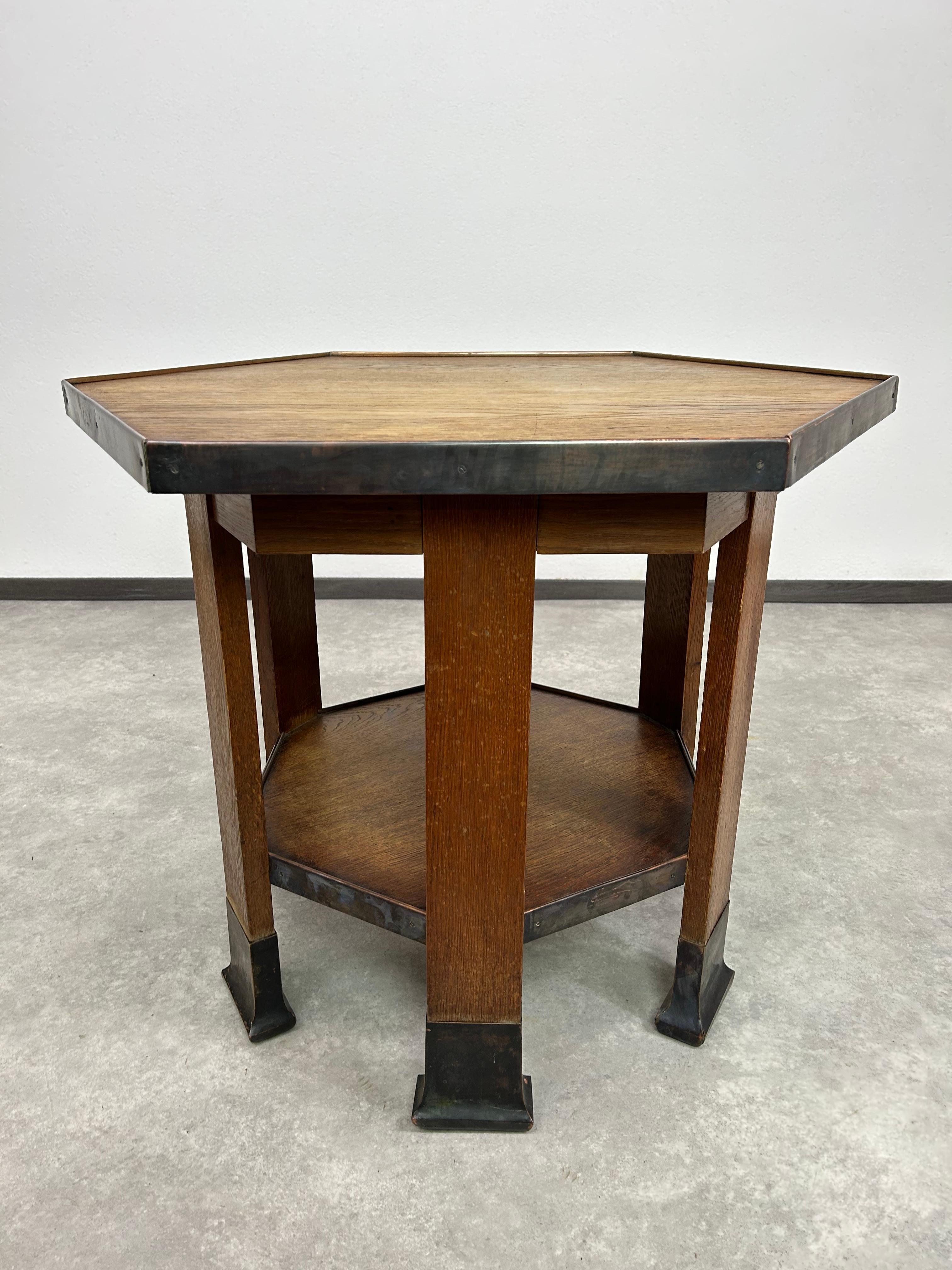 Secession Sechseckiger Sechsfußtisch mit Messingverkleidung attr. zu Adolf Loos für Maximilian Schmidt in originalem Vintage-Zustand mit Gebrauchsspuren.