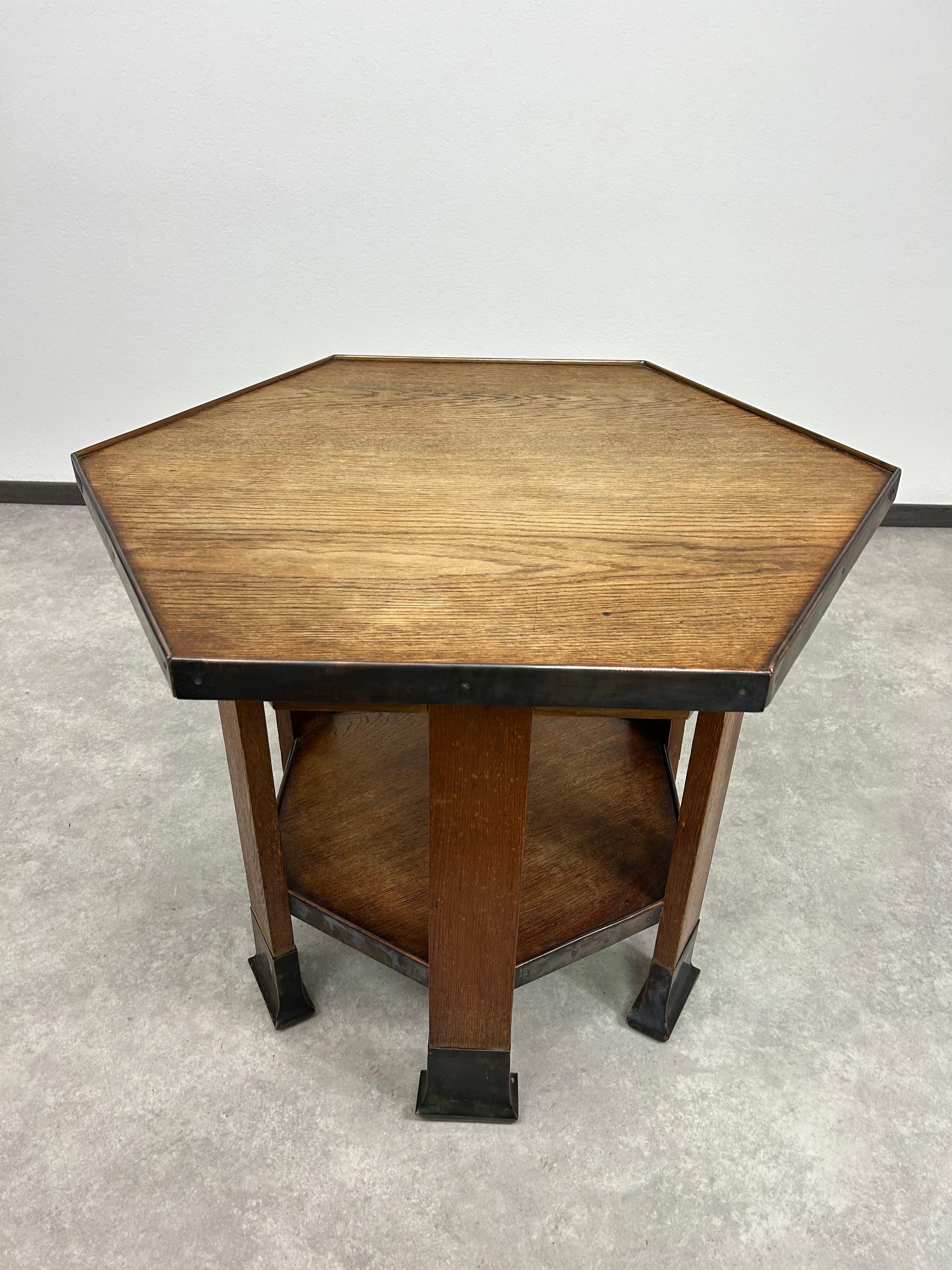 Secession Sechseckiger Tisch mit sechs Beinen und Messingverkleidung attr. an Adolf Loos für Ma (Jugendstil) im Angebot
