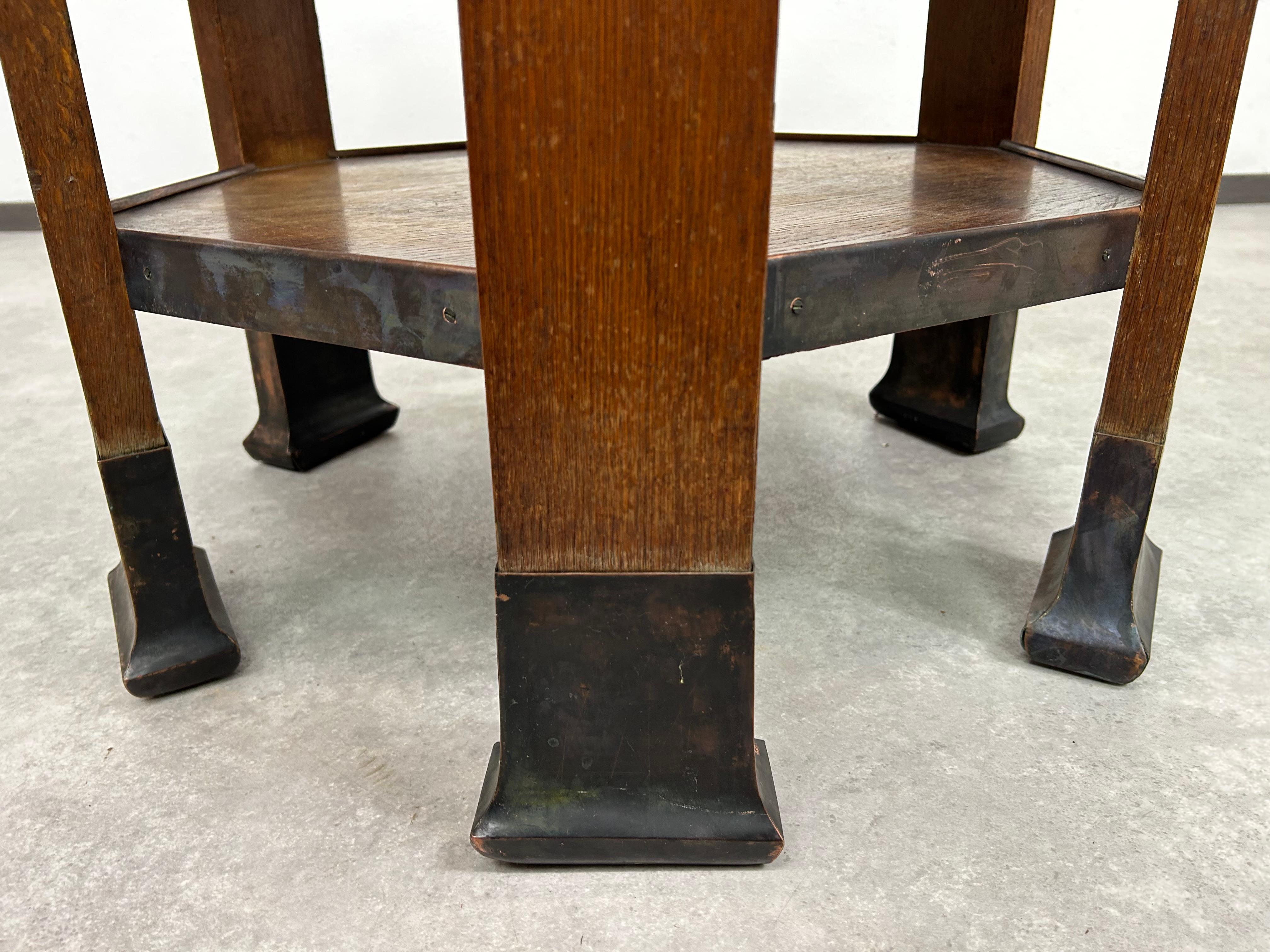 Secession Sechseckiger Tisch mit sechs Beinen und Messingverkleidung attr. an Adolf Loos für Ma im Zustand „Gut“ im Angebot in Banská Štiavnica, SK