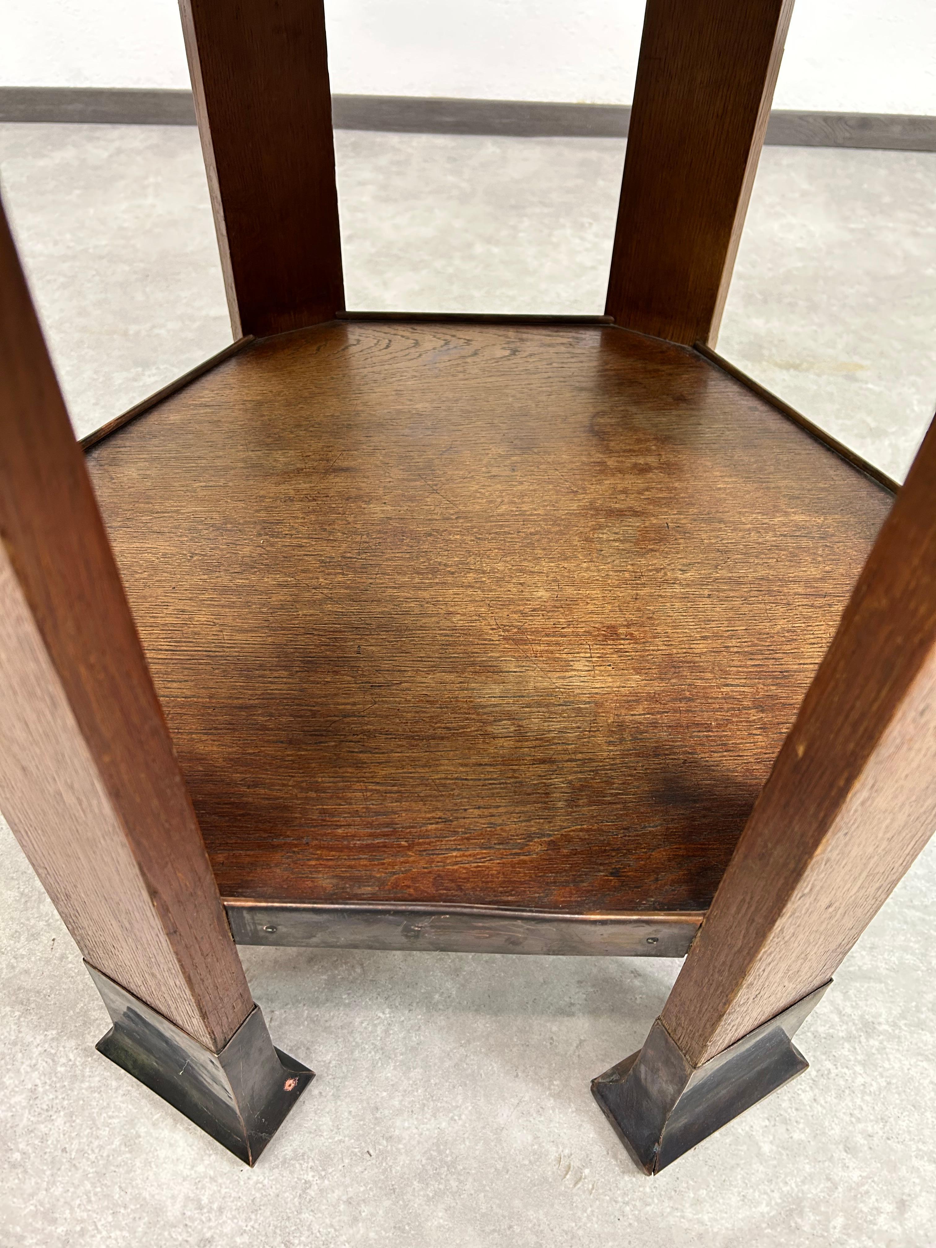 Secession Sechseckiger Tisch mit sechs Beinen und Messingverkleidung attr. an Adolf Loos für Ma (Kupfer) im Angebot