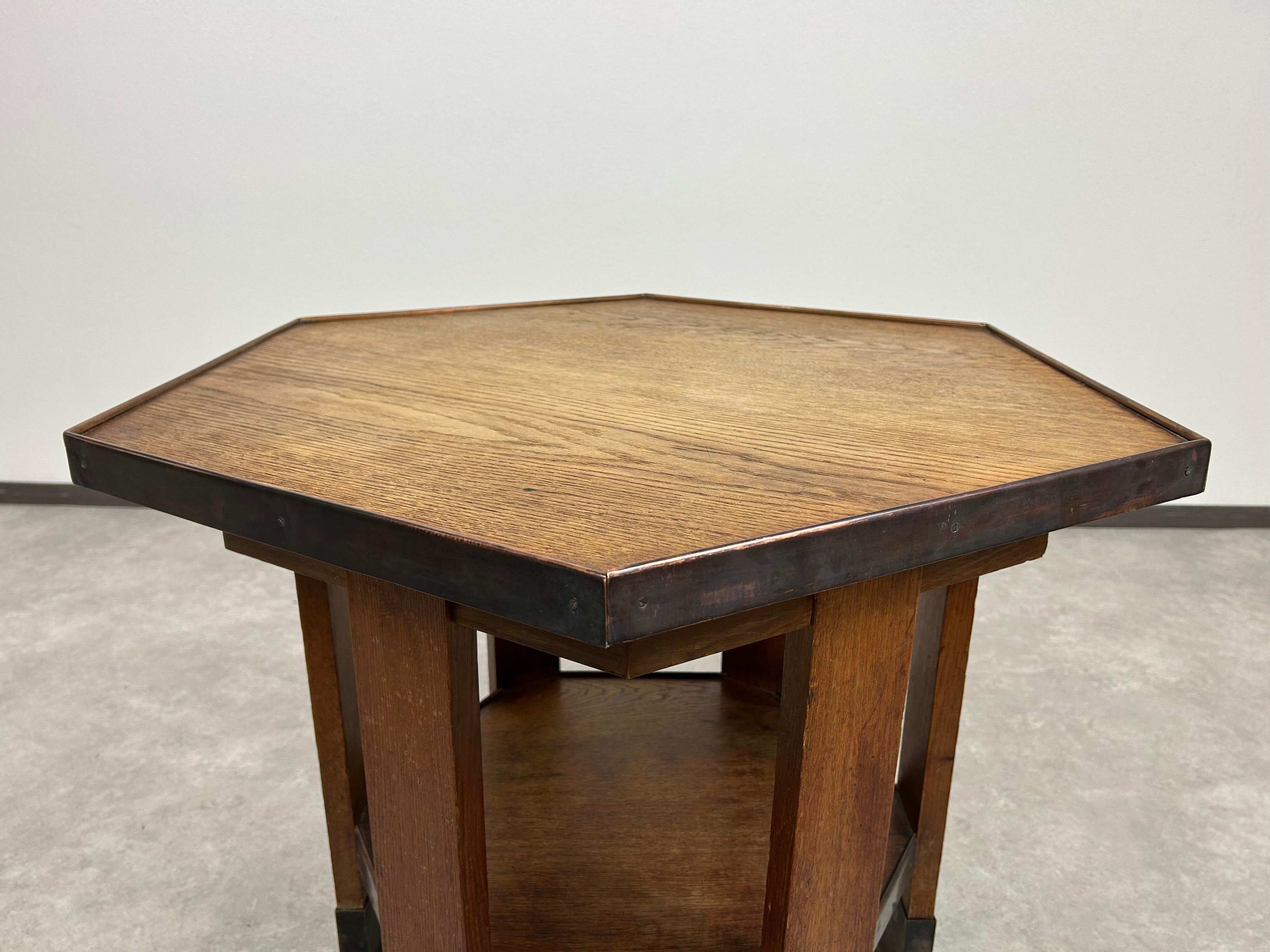 Secession Sechseckiger Tisch mit sechs Beinen und Messingverkleidung attr. an Adolf Loos für Ma im Angebot 1