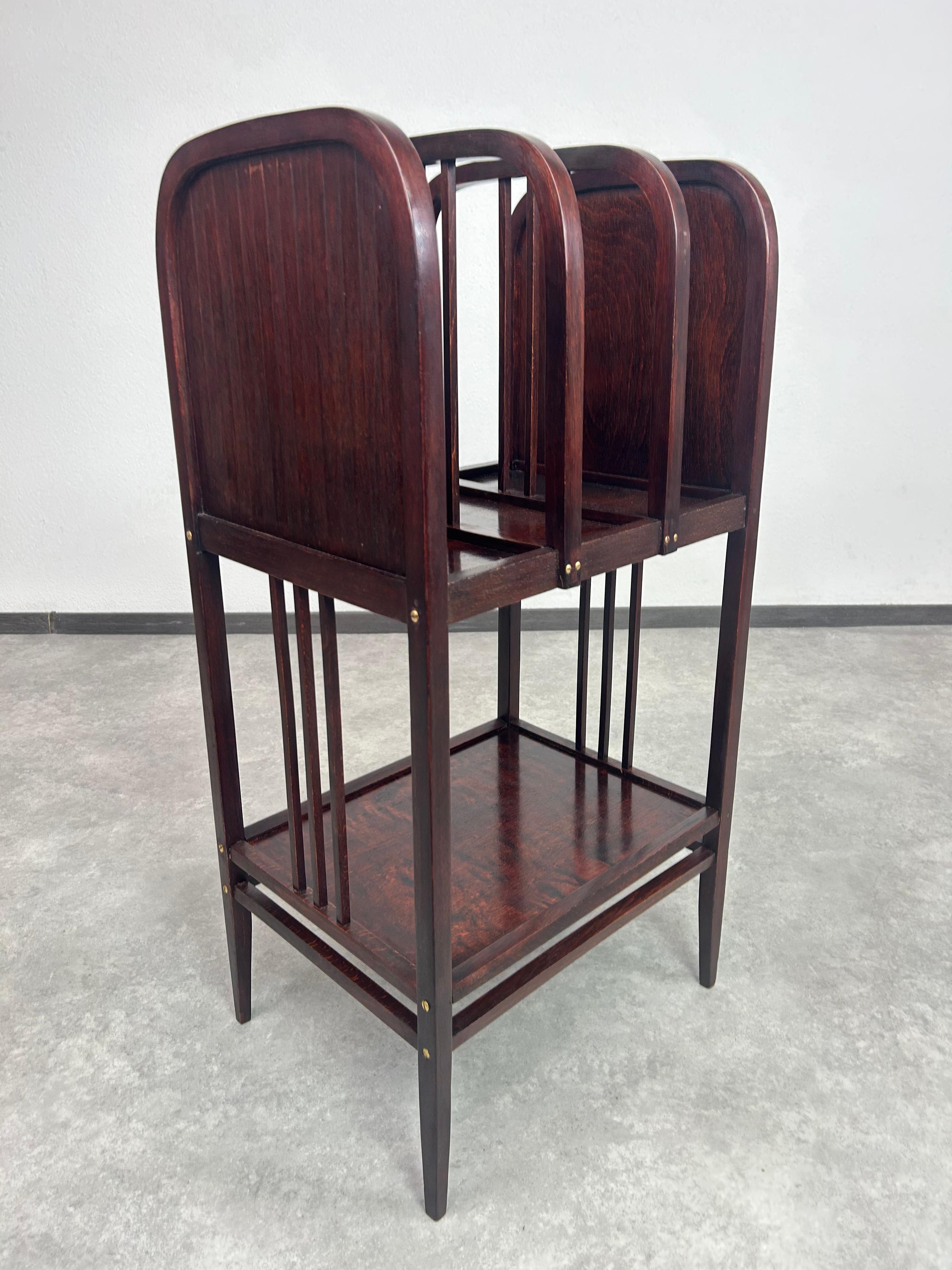 Porta riviste della Secessione attribuito a Otto Wagner per Thonet. Colorato e lucidato a regola d'arte.