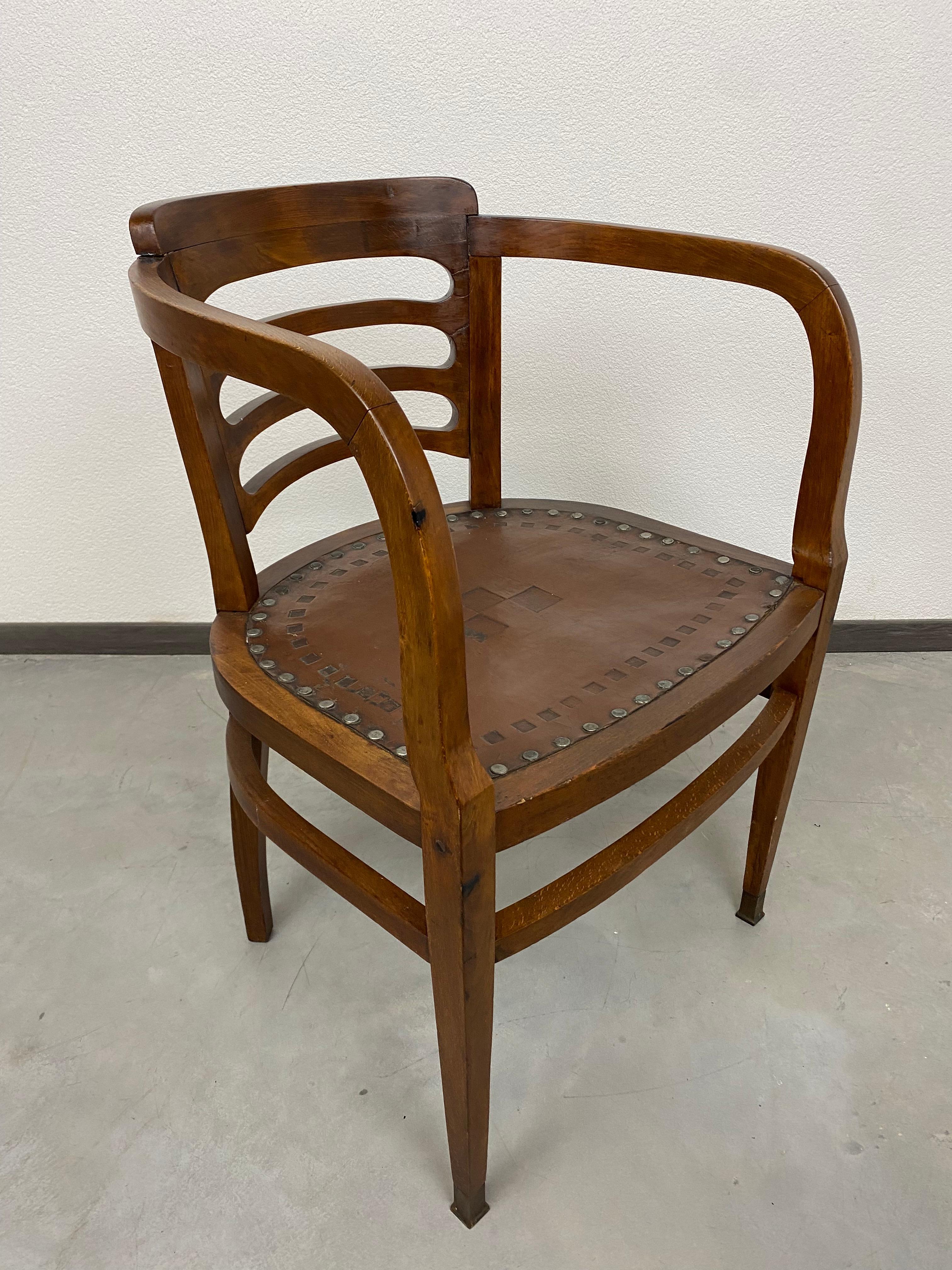 Chaise de bureau Secession de Joseph Maria Olbrich en très bon état d'origine avec assise en cuir et extrémités des pieds en cuivre.