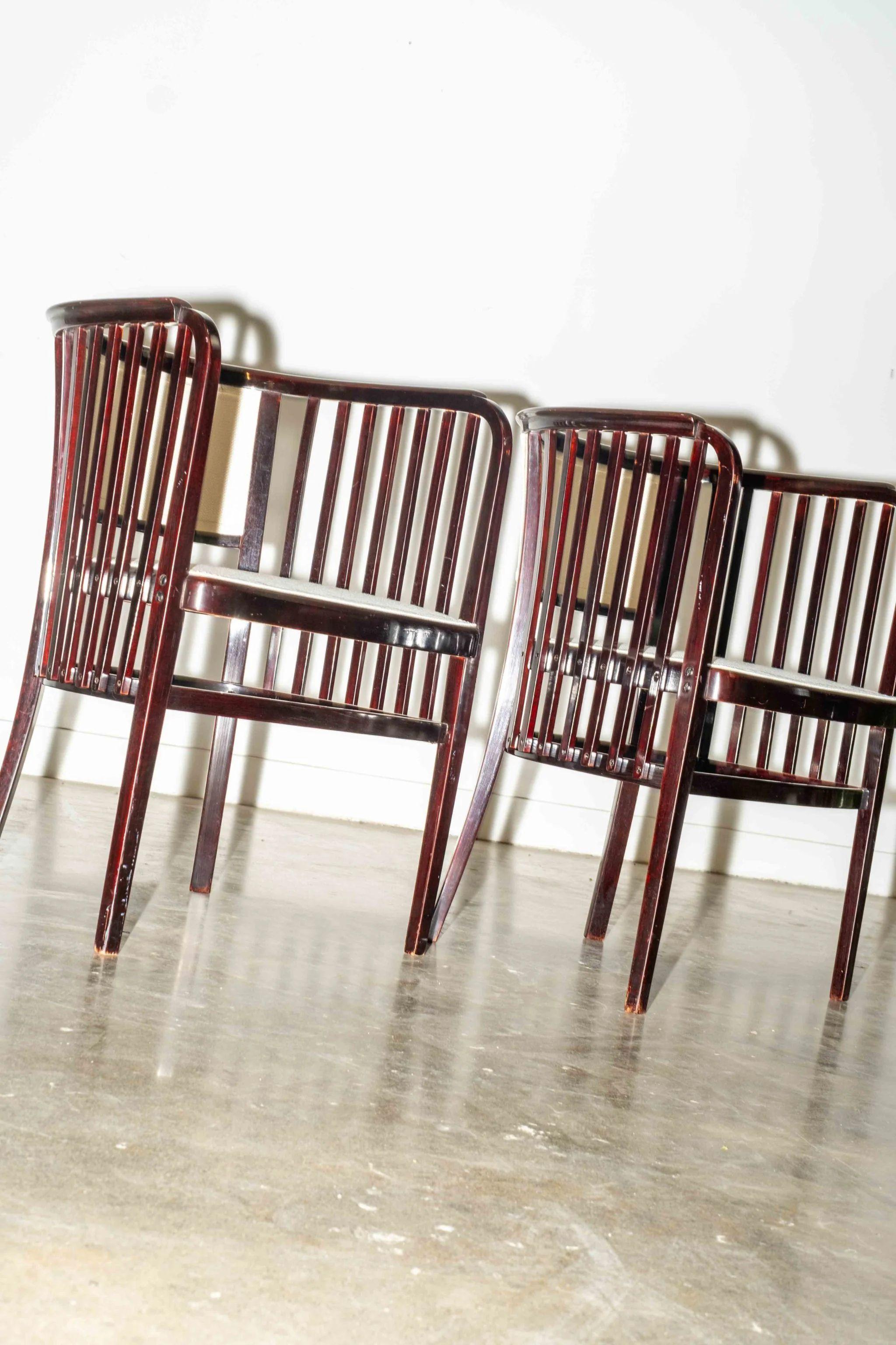 Este sillón de madera curvada fue obra de Marcel Kammerer (1878 - 1959), arquitecto y diseñador vienés que emigró a Canadá tras la Segunda Guerra Mundial. El haya teñida es de color caoba, lo que da a la pieza un aire regio. Fabricada por Thonet,