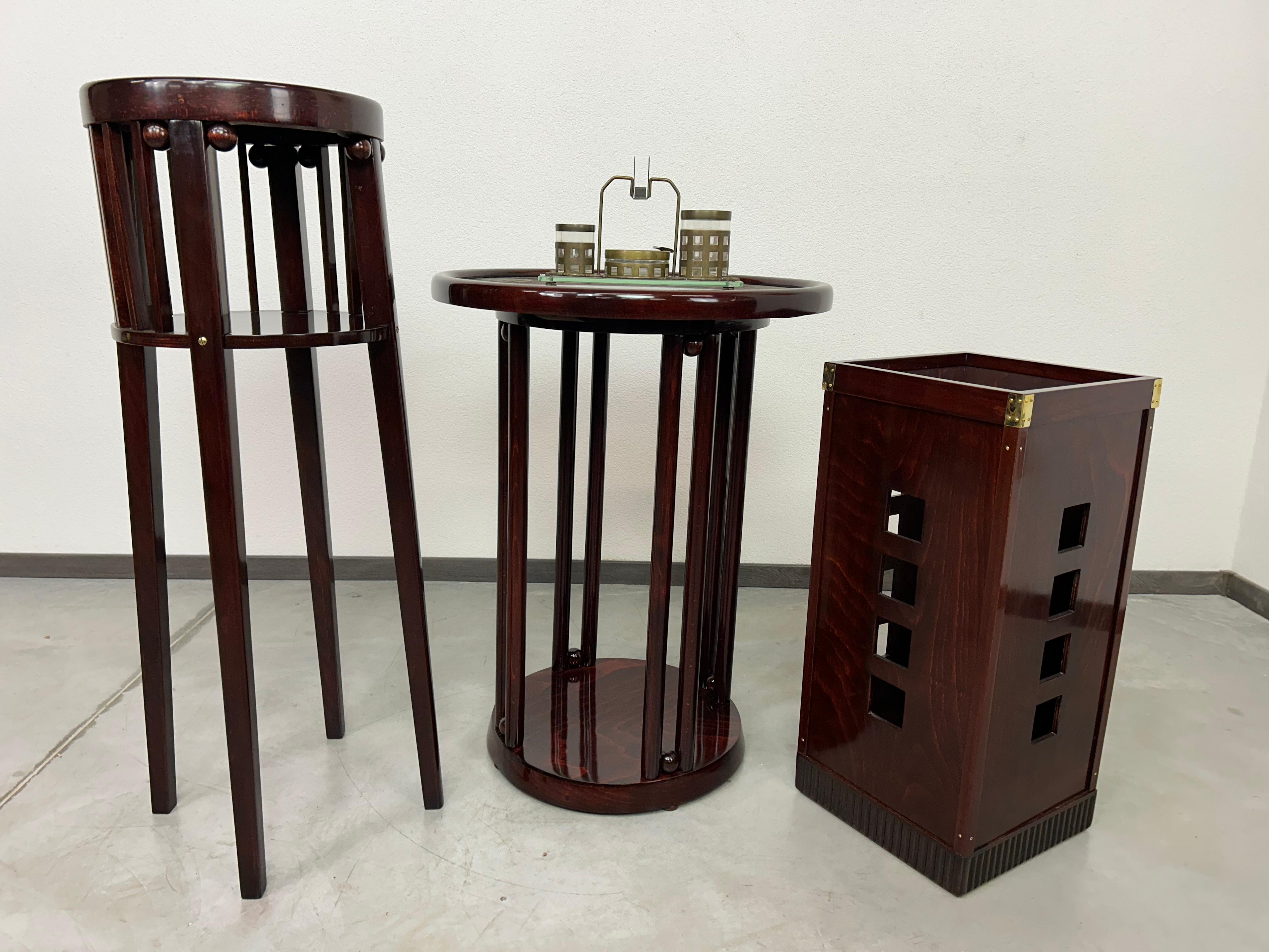 Très rare support de plantes de sécession, variante du n° 1015 avec de larges pieds, par Josef Hoffmann pour J.J.Kohn. Teinté et repoli par des professionnels.