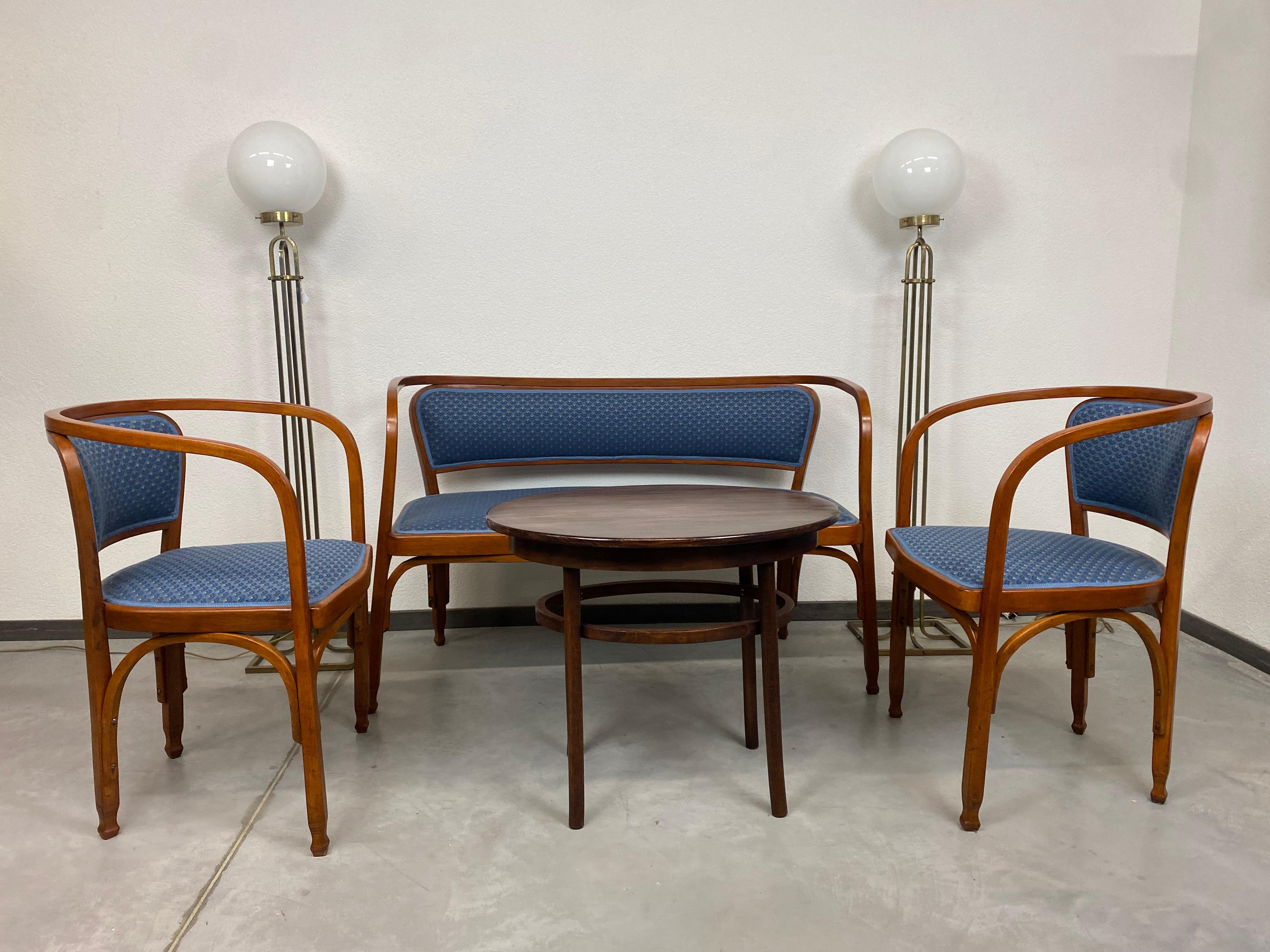 Groupe de sièges Sécession n°715 de Gustav Siegel pour J&J Kohn. Conçu à l'origine en 1899 pour l'exposition universelle de Paris en 1900.