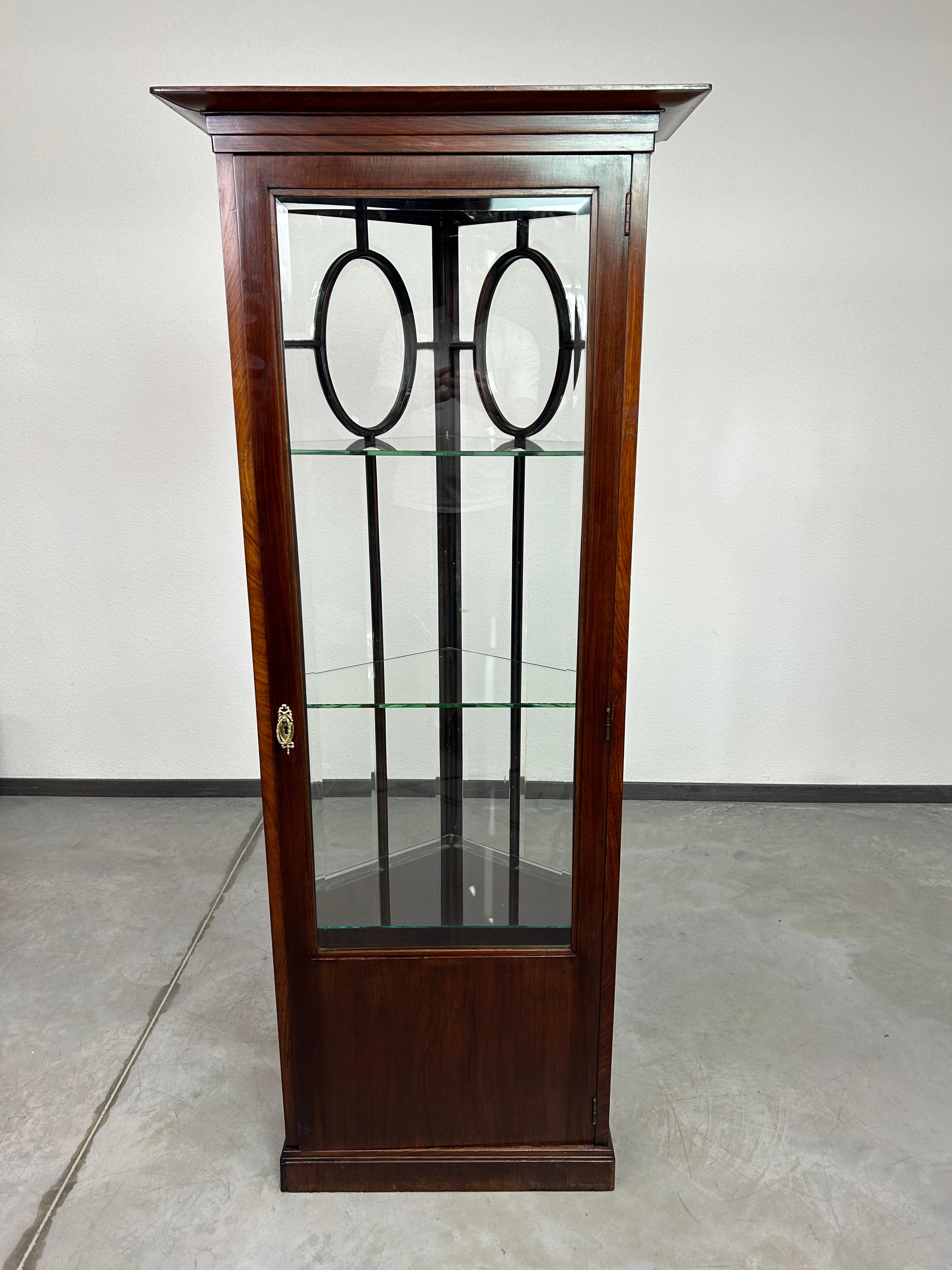 Vitrine de la sécession en vente 3