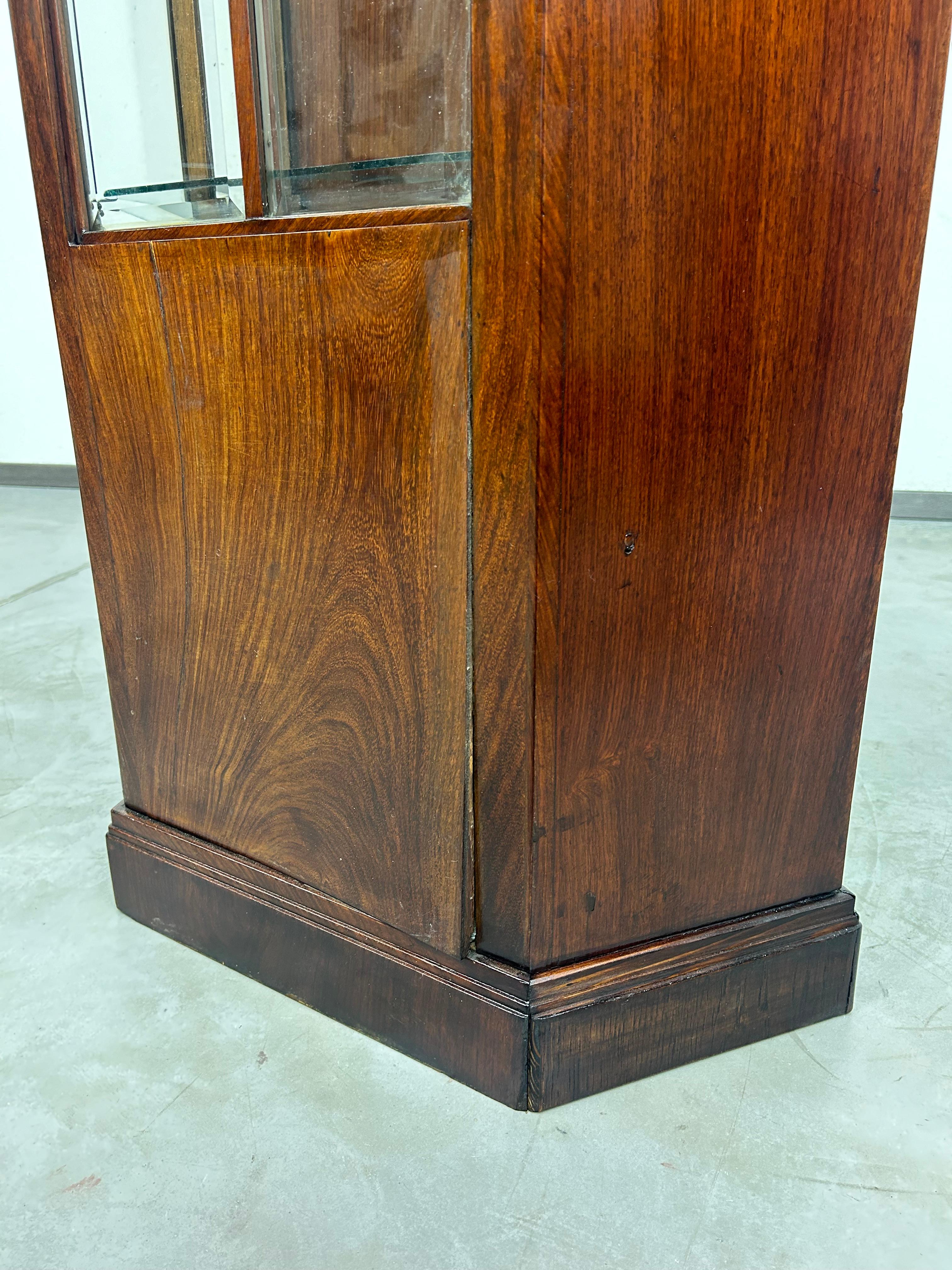 Vitrine de la sécession en vente 8