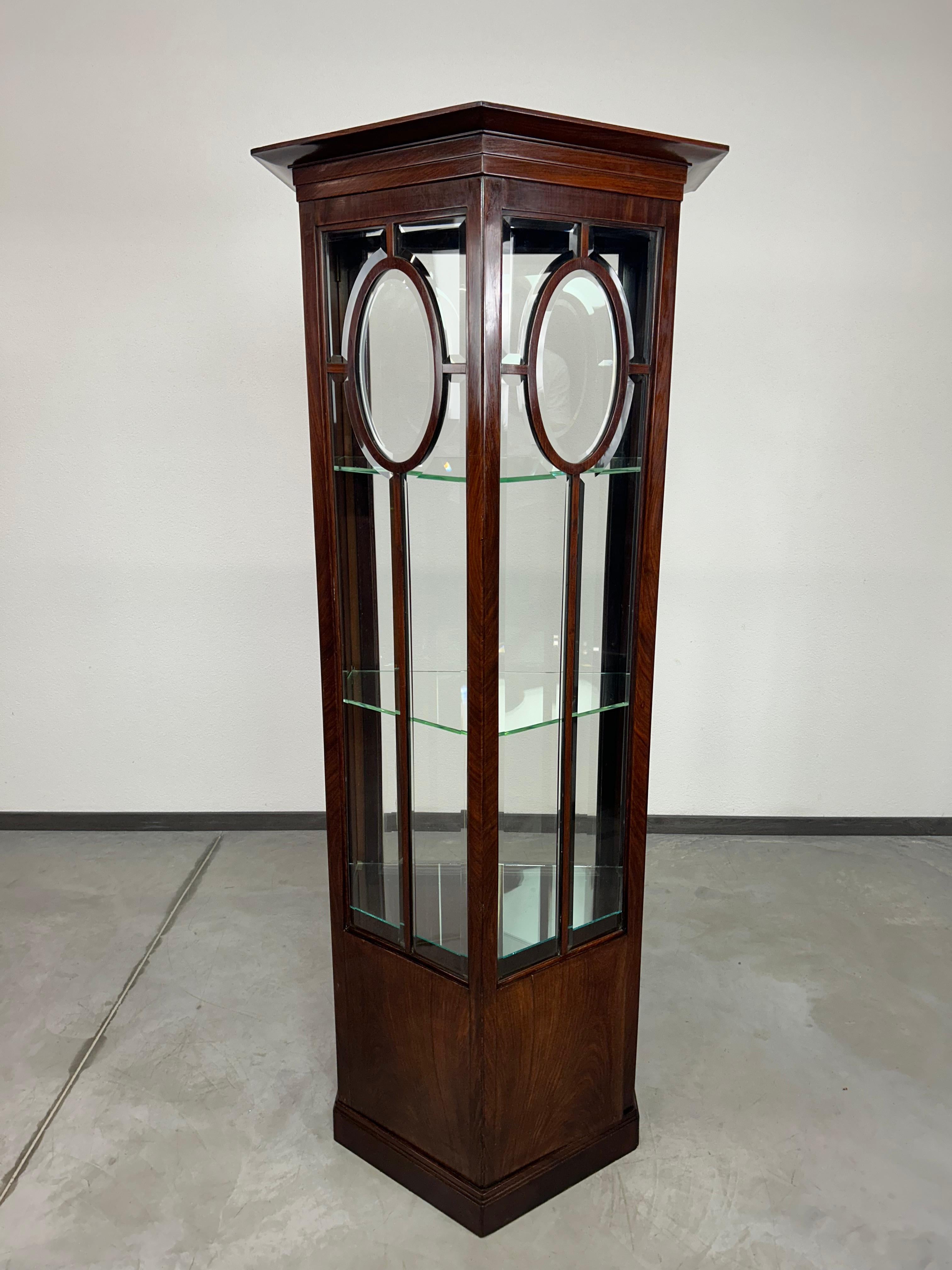 Vitrine de la Sécession en très bon état d'origine.
