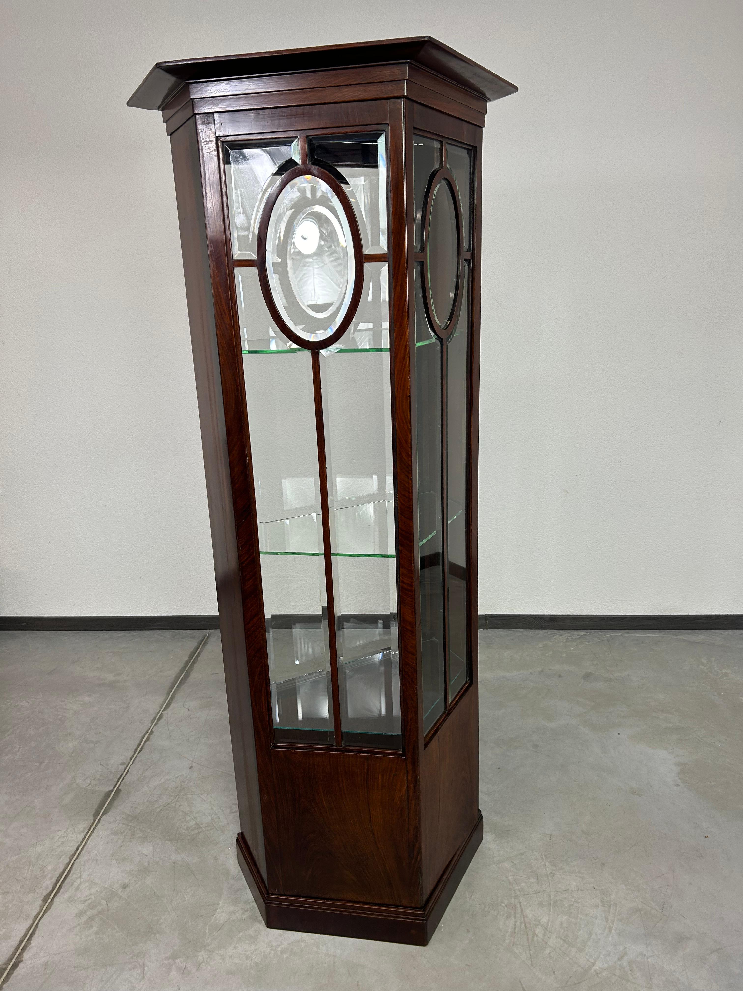 Vitrine de la sécession Bon état - En vente à Banská Štiavnica, SK