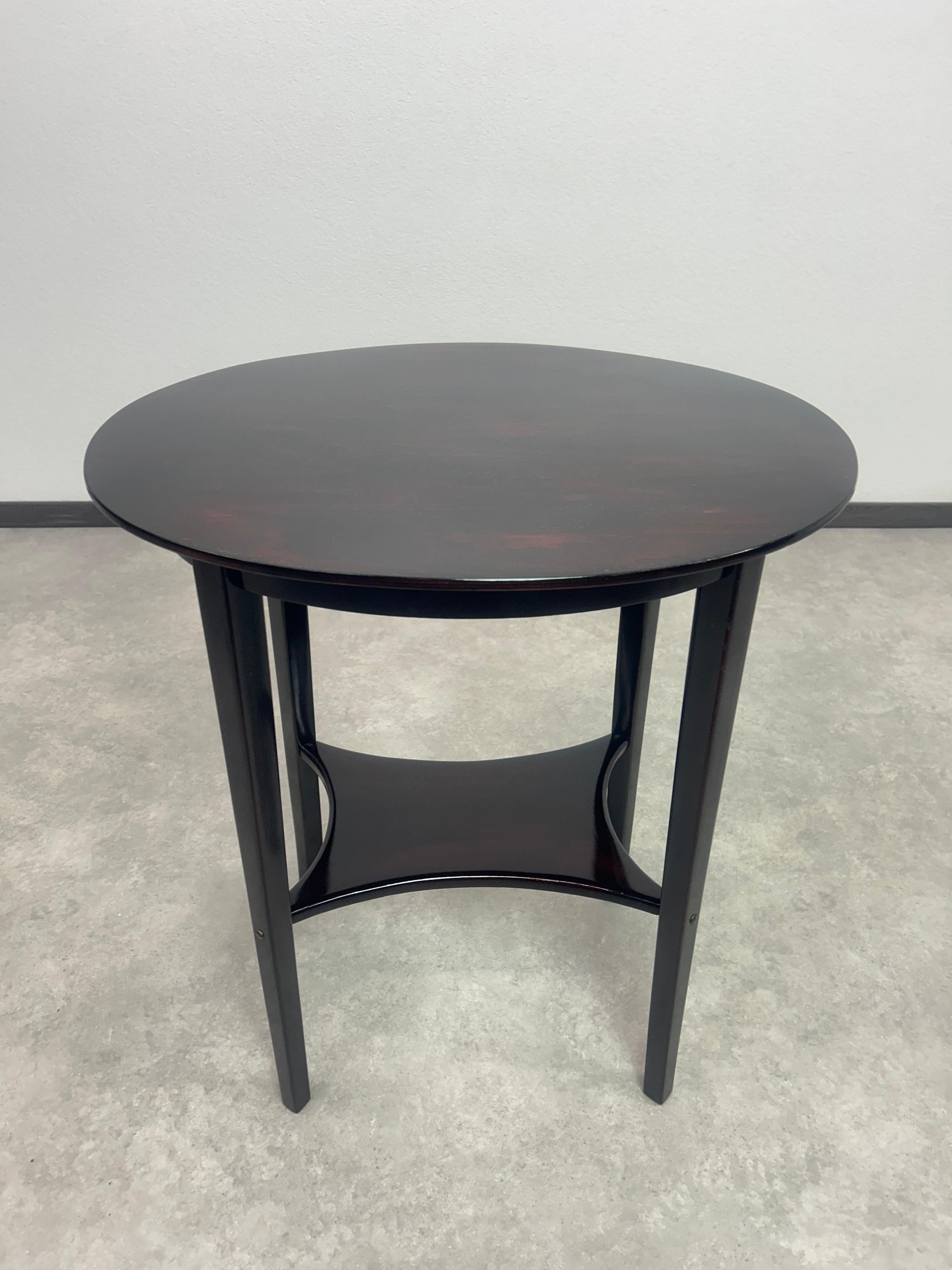 Mesa auxiliar Secession de Thonet. Teñido y repulido profesional.

