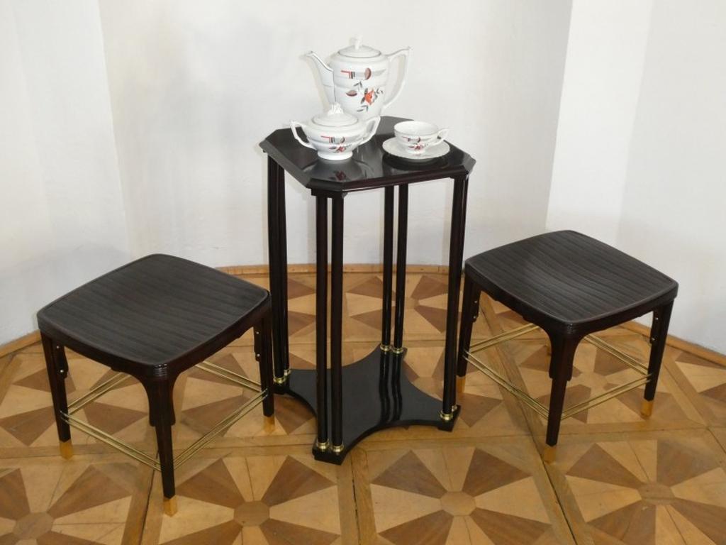 Table d'appoint Art Nouveau en acajou et hêtre combiné avec du laiton dans le style de la sécession viennoise. Teinté et repoli par des professionnels.