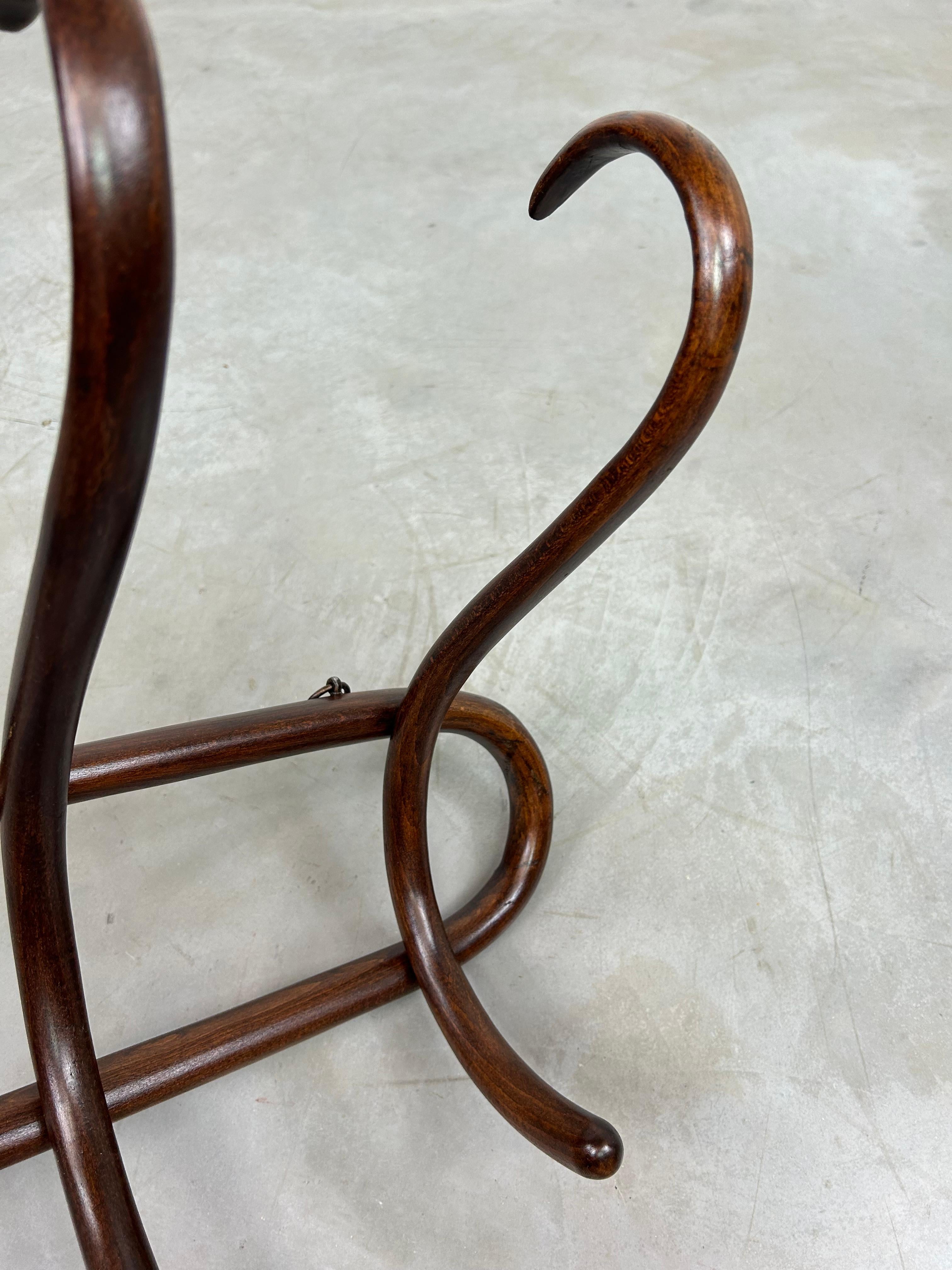 Secession wall hanger by Thonet In Good Condition In Banská Štiavnica, SK