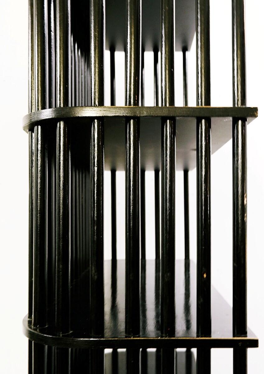 Inizio XX secolo Scaffale secessionista in legno laccato nero austro-ungarico in vendita