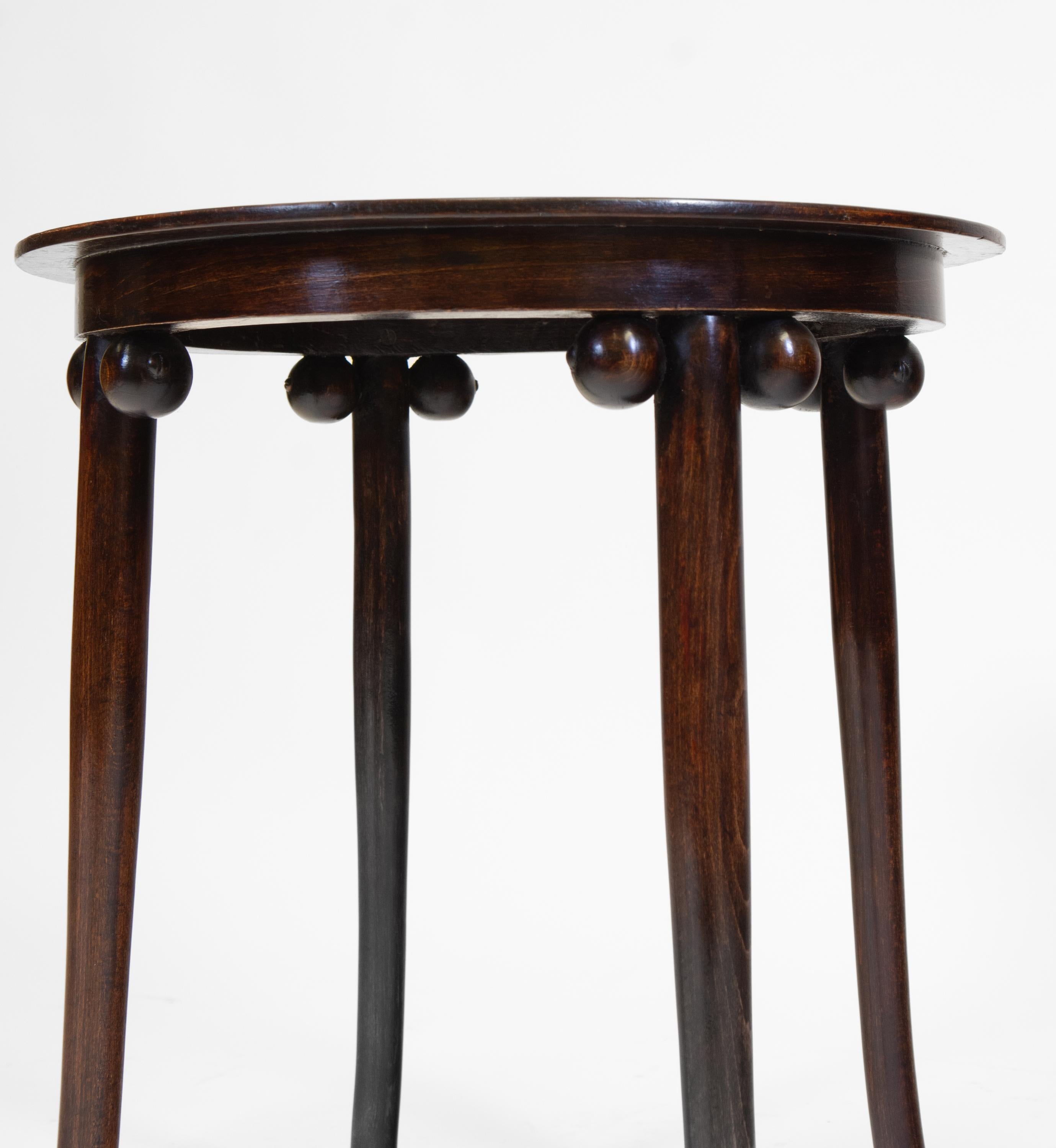 A Secessionist bentwood side table in the manner of Josef Hoffmann. Circa 1900.

Circular top above four slender legs, flanked by sphere mounts. There is a stamp mark to the underside, please refer to the the last photograph.

The table is in very