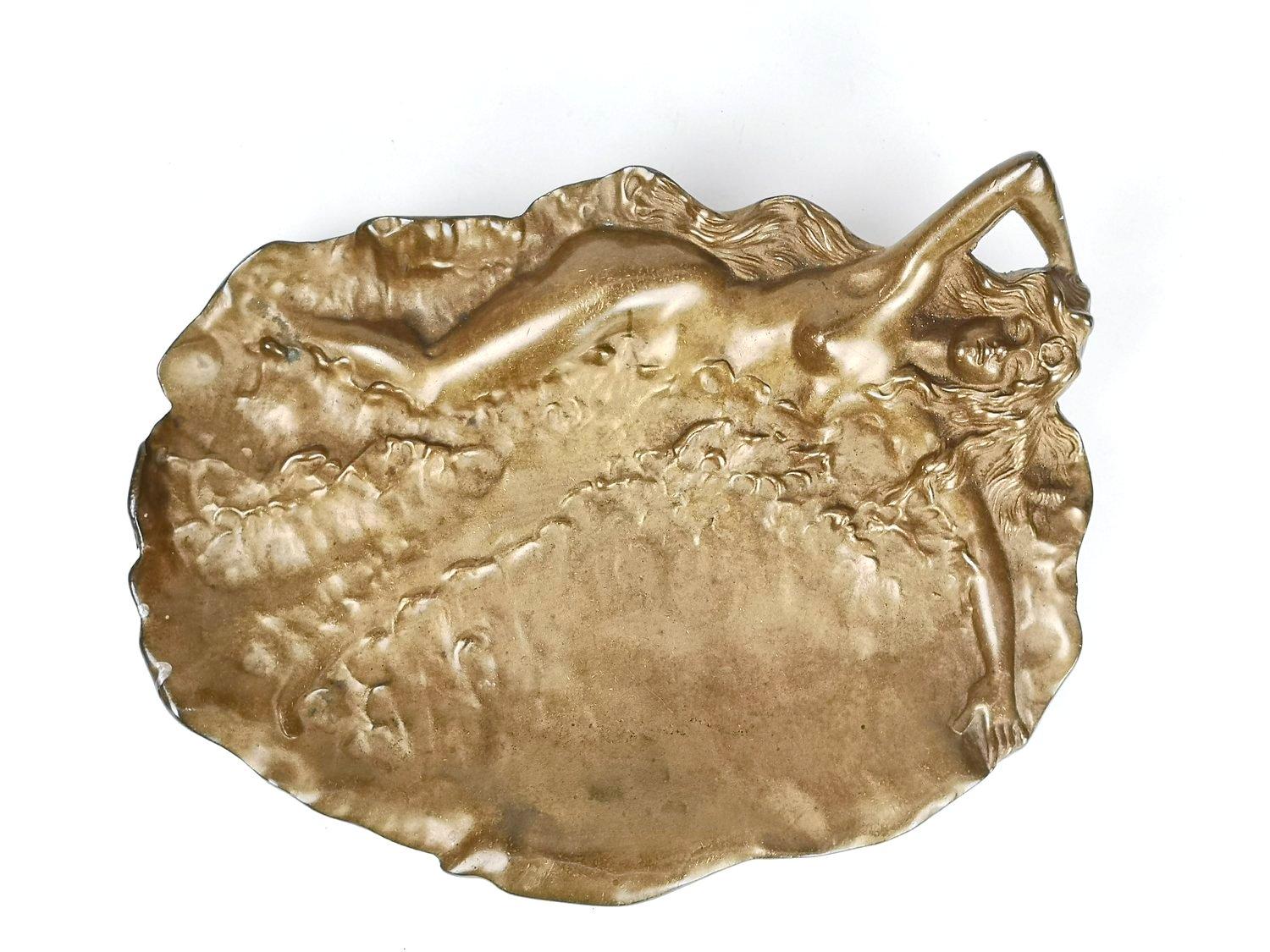 A very decorative bronze name card holder, but may also function as an cigar ashtray.