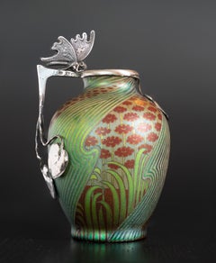 Jarrón de gabinete secesionista con montura de mariposa de plata de Mihaly Nagy para Zsolnay