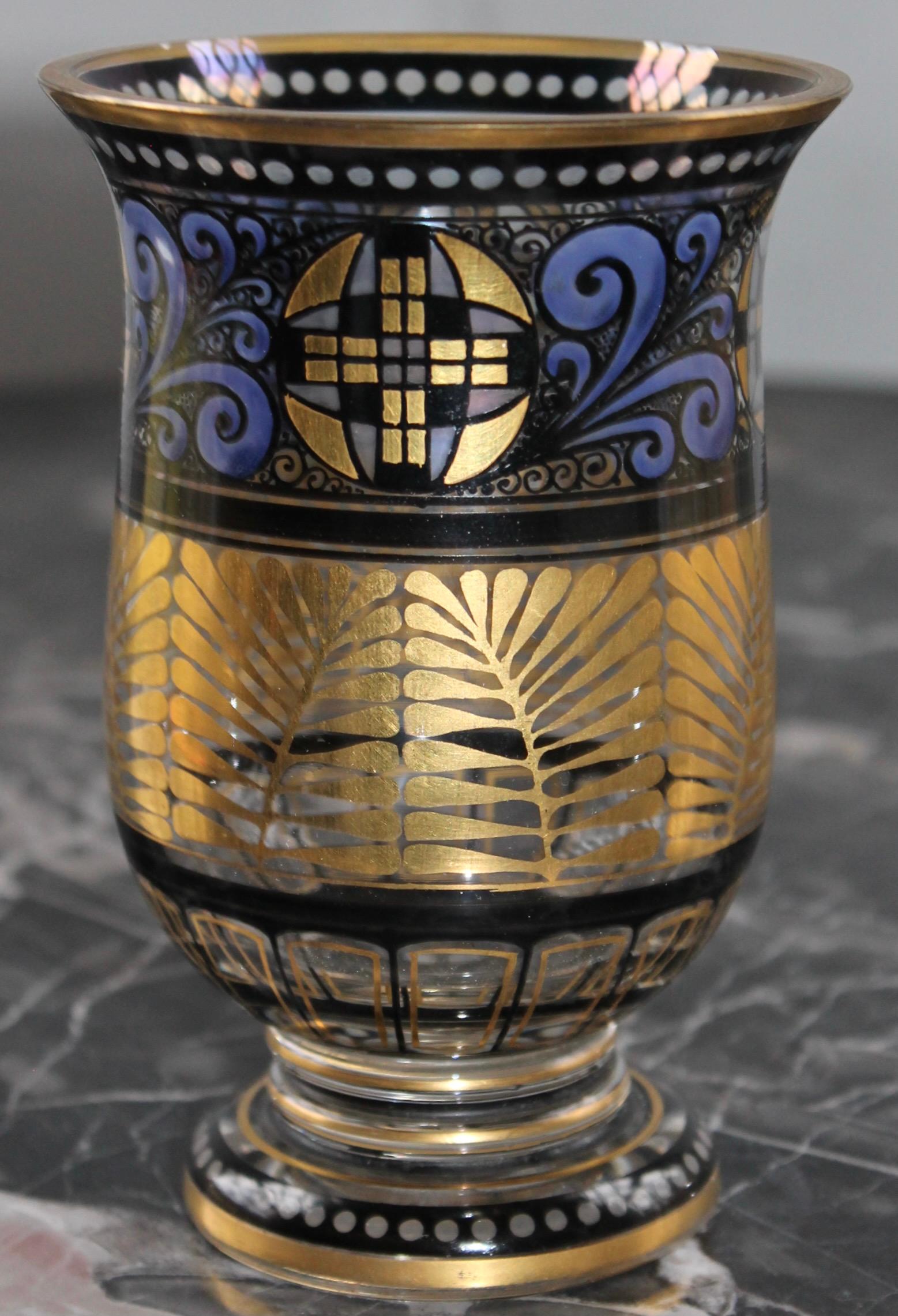 Pintado con esmalte dorado, azul y negro diseños secesionistas modernos sobre vidrio soplado a mano de alta calidad. Estas piezas finas y en su mayoría únicas fueron ejecutadas por la Fachschule Haida. Diseñador desconocido.